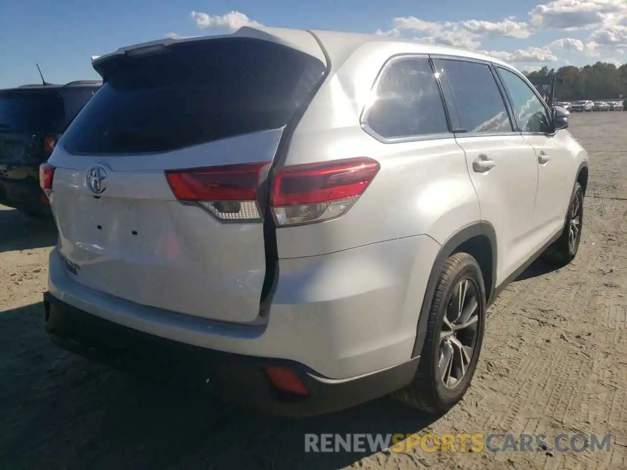 4 Photograph of a damaged car 5TDZARFH0KS047292 TOYOTA HIGHLANDER 2019