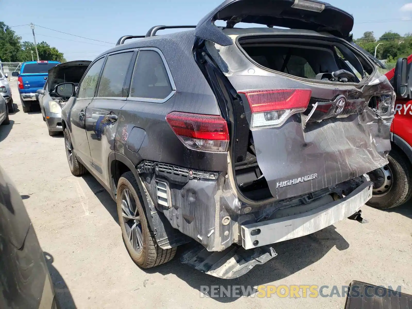 3 Photograph of a damaged car 5TDZARFH0KS048846 TOYOTA HIGHLANDER 2019