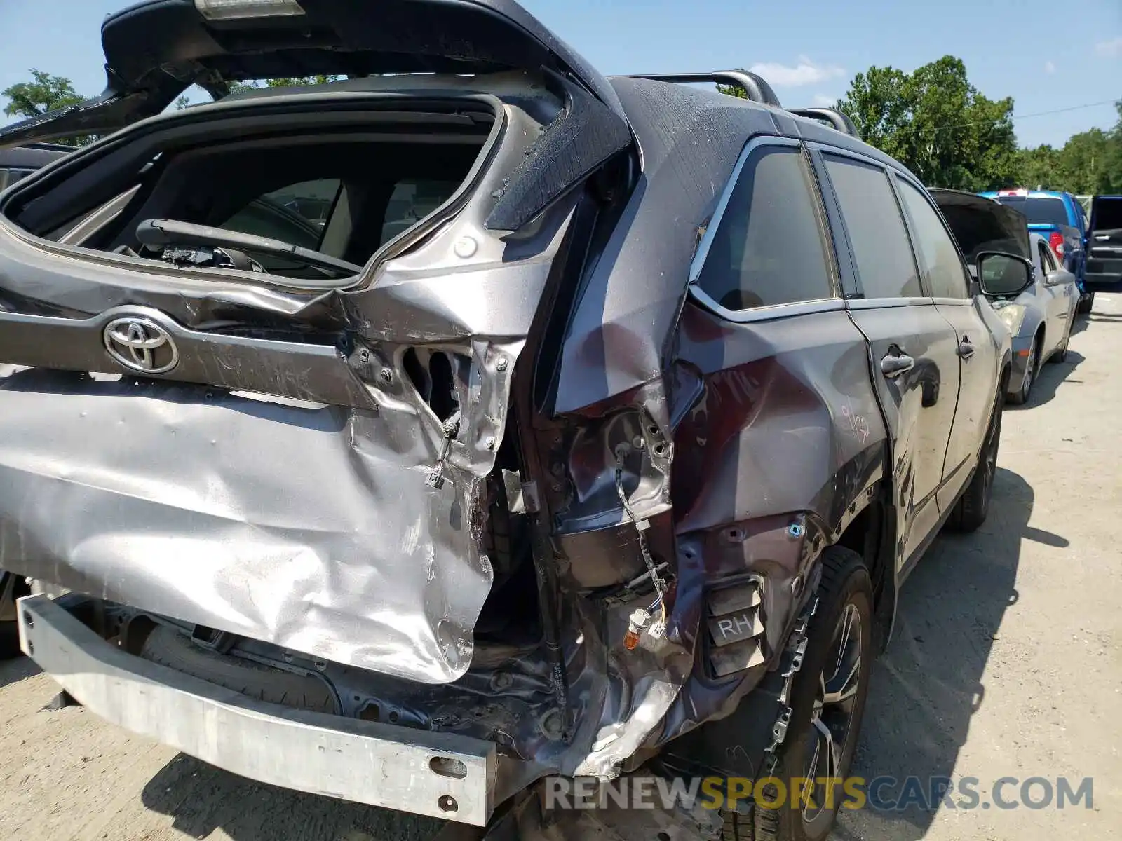 4 Photograph of a damaged car 5TDZARFH0KS048846 TOYOTA HIGHLANDER 2019