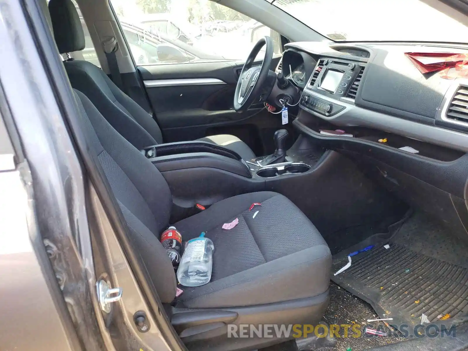 5 Photograph of a damaged car 5TDZARFH0KS048846 TOYOTA HIGHLANDER 2019