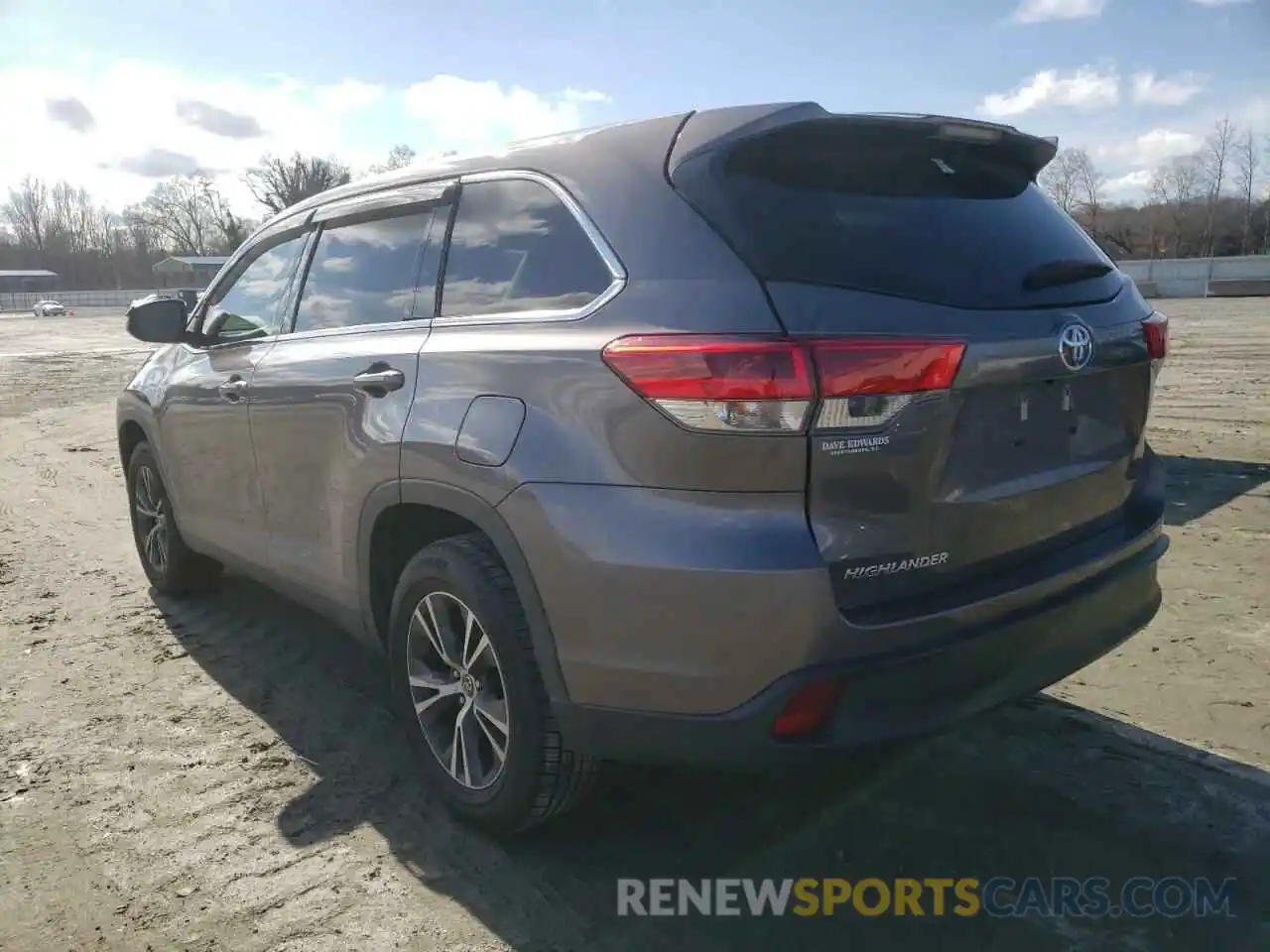 3 Photograph of a damaged car 5TDZARFH0KS049219 TOYOTA HIGHLANDER 2019