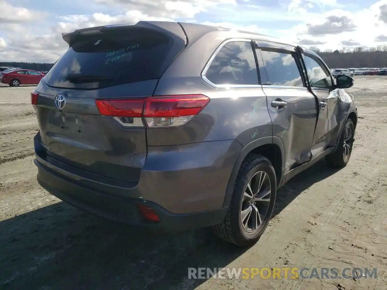 4 Photograph of a damaged car 5TDZARFH0KS049219 TOYOTA HIGHLANDER 2019