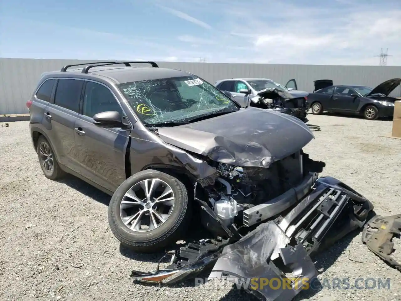 1 Photograph of a damaged car 5TDZARFH0KS049382 TOYOTA HIGHLANDER 2019