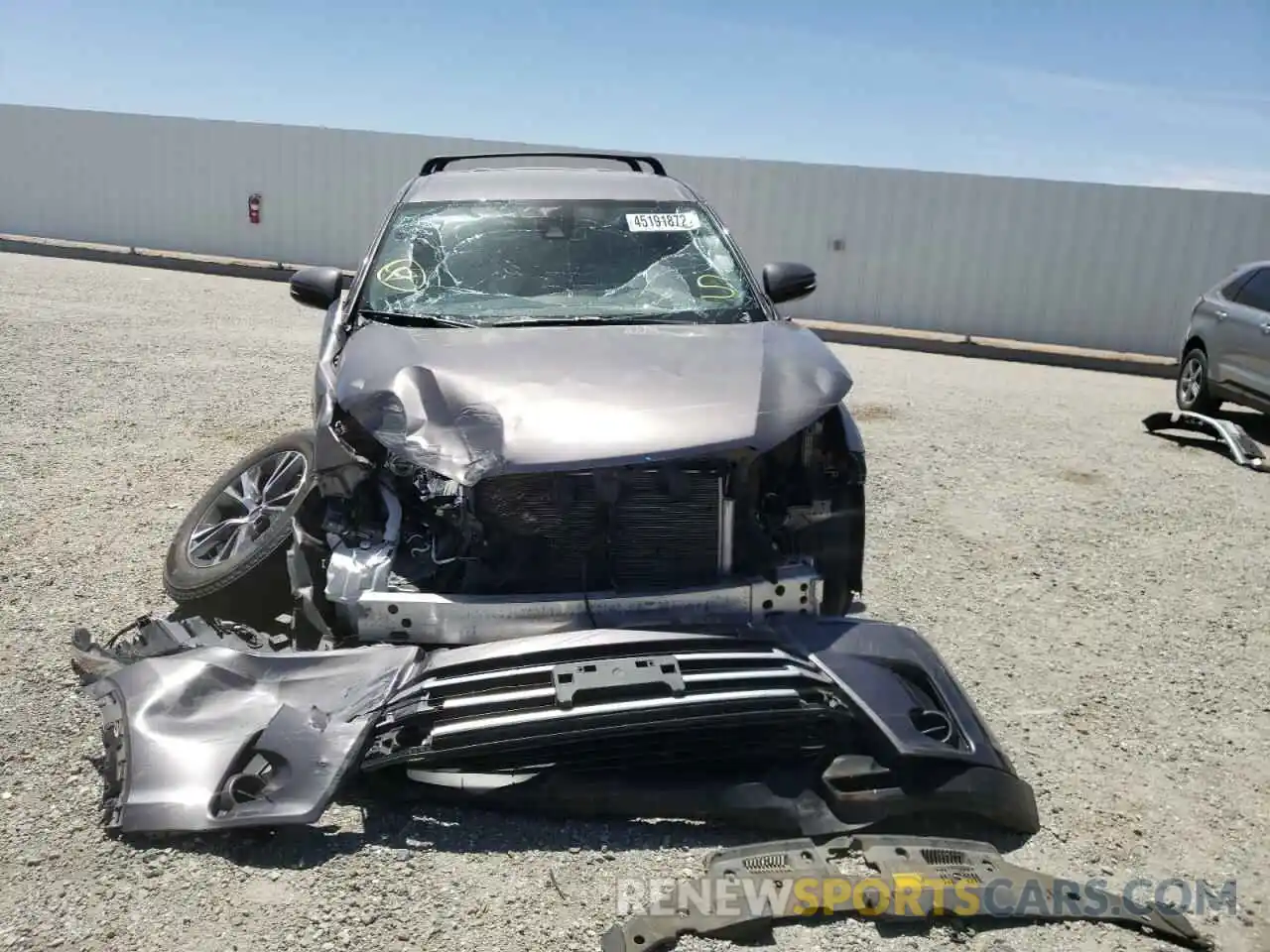 9 Photograph of a damaged car 5TDZARFH0KS049382 TOYOTA HIGHLANDER 2019