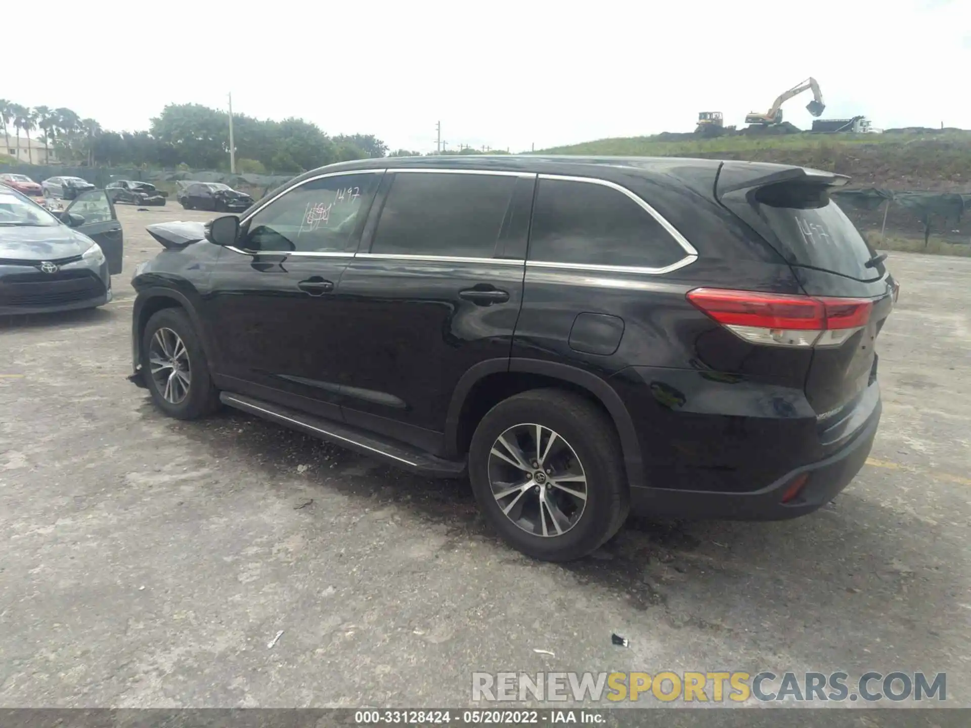 3 Photograph of a damaged car 5TDZARFH0KS049480 TOYOTA HIGHLANDER 2019