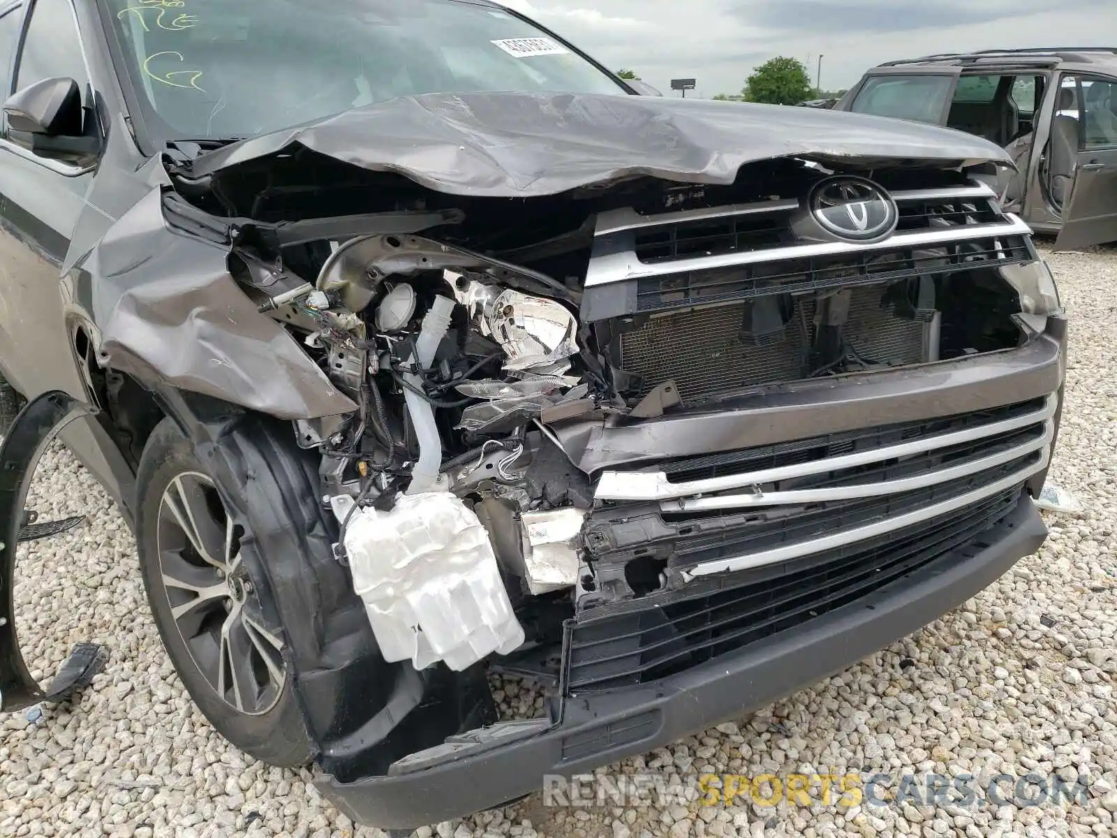 9 Photograph of a damaged car 5TDZARFH0KS049754 TOYOTA HIGHLANDER 2019