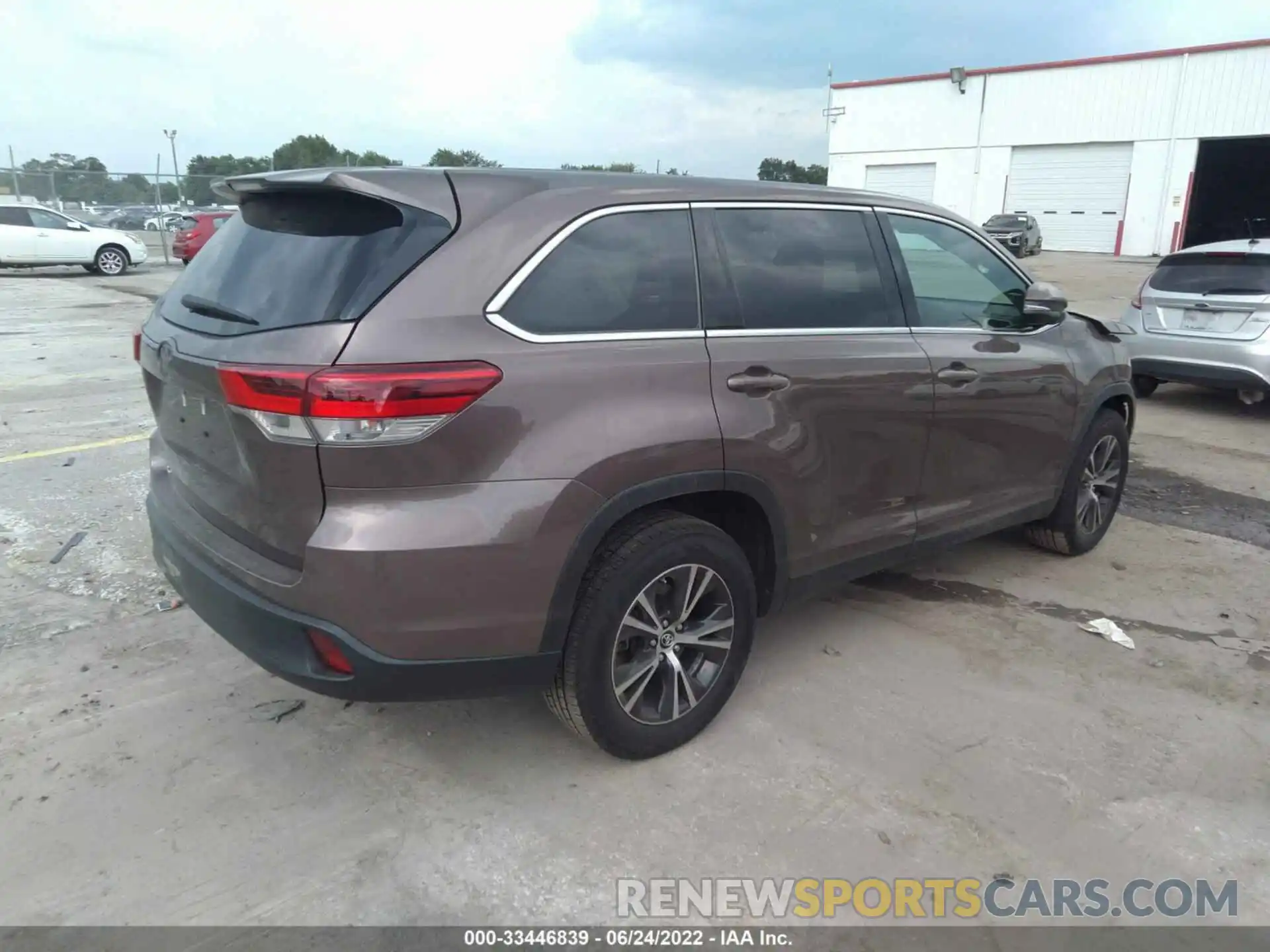 4 Photograph of a damaged car 5TDZARFH0KS051603 TOYOTA HIGHLANDER 2019