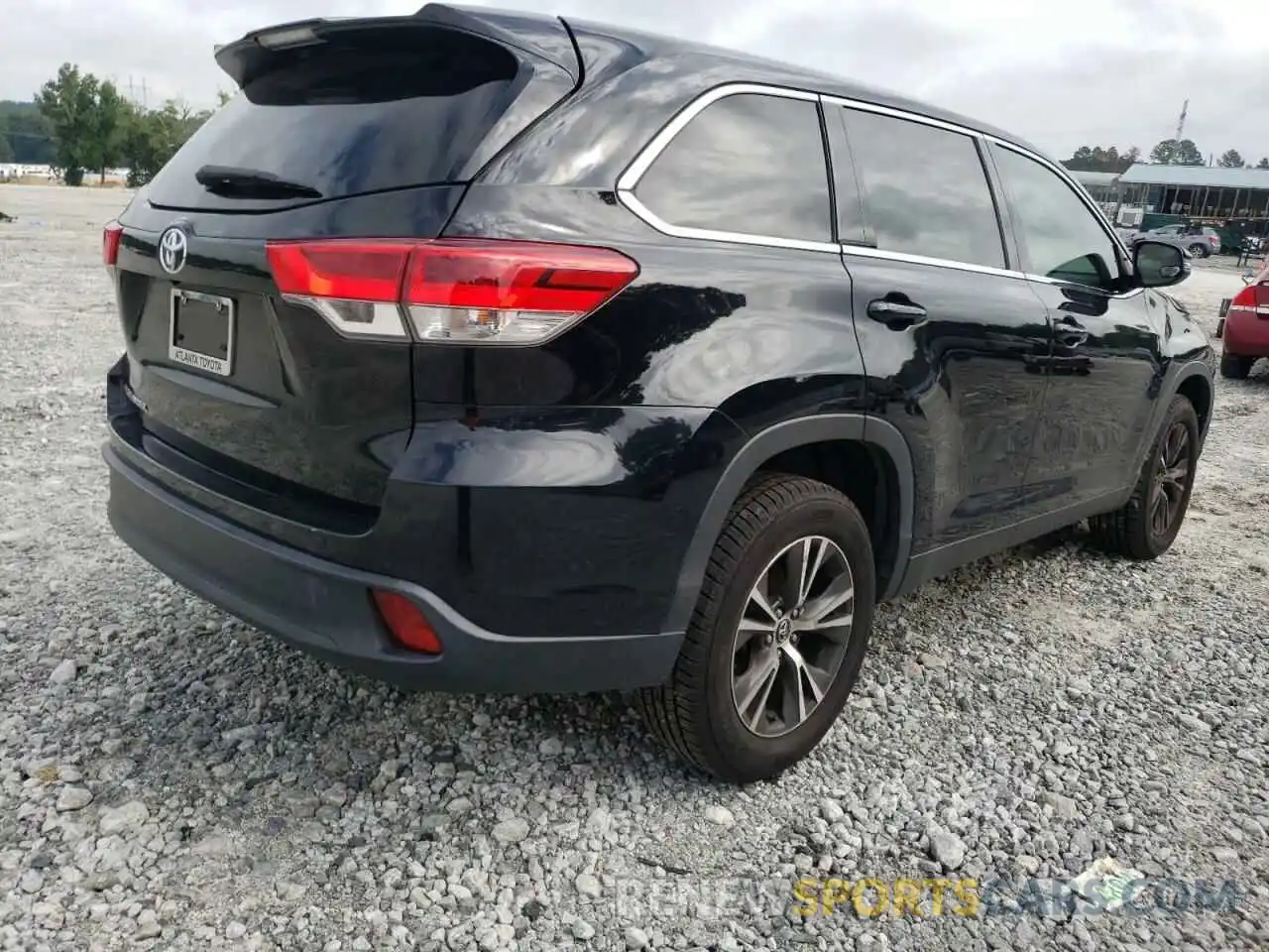 4 Photograph of a damaged car 5TDZARFH0KS052055 TOYOTA HIGHLANDER 2019