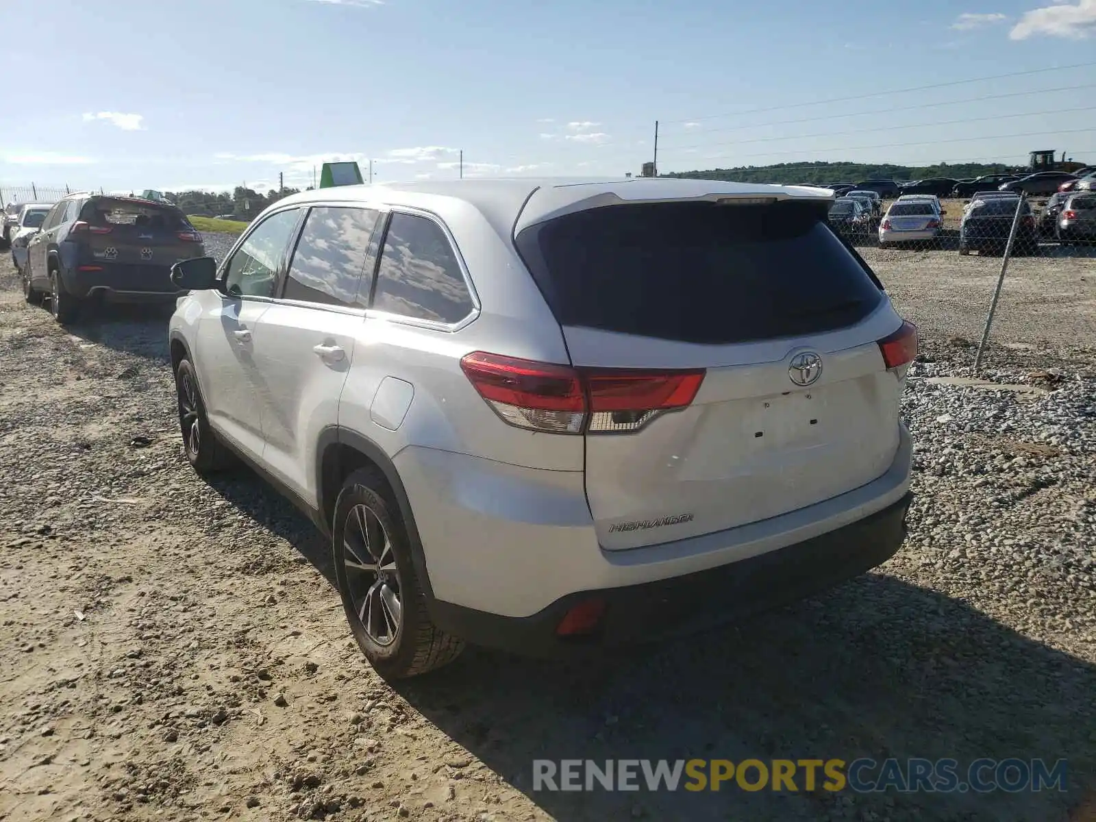 3 Photograph of a damaged car 5TDZARFH0KS052377 TOYOTA HIGHLANDER 2019