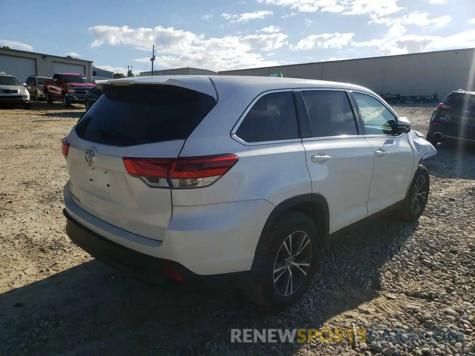 4 Photograph of a damaged car 5TDZARFH0KS052377 TOYOTA HIGHLANDER 2019