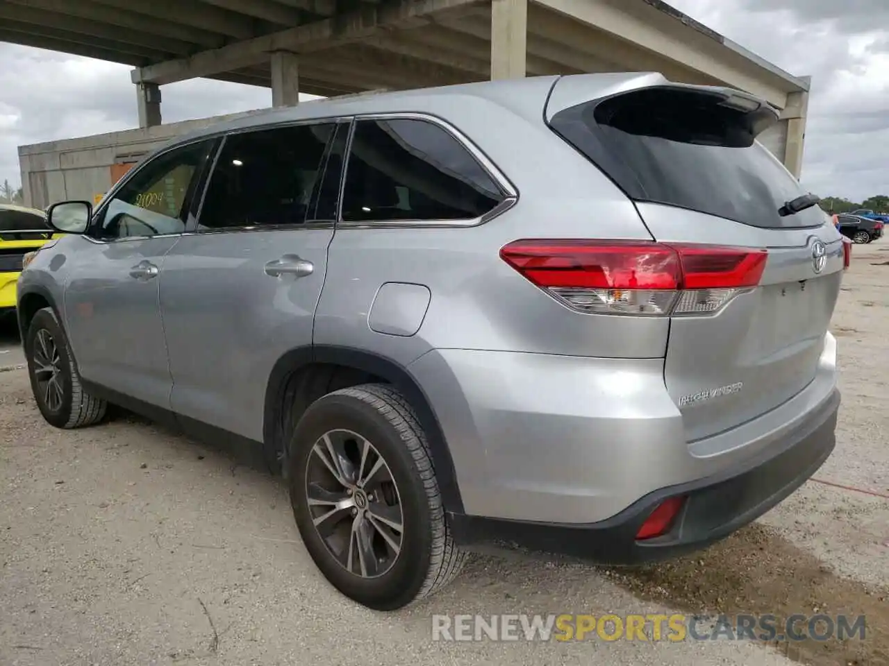 3 Photograph of a damaged car 5TDZARFH0KS053397 TOYOTA HIGHLANDER 2019