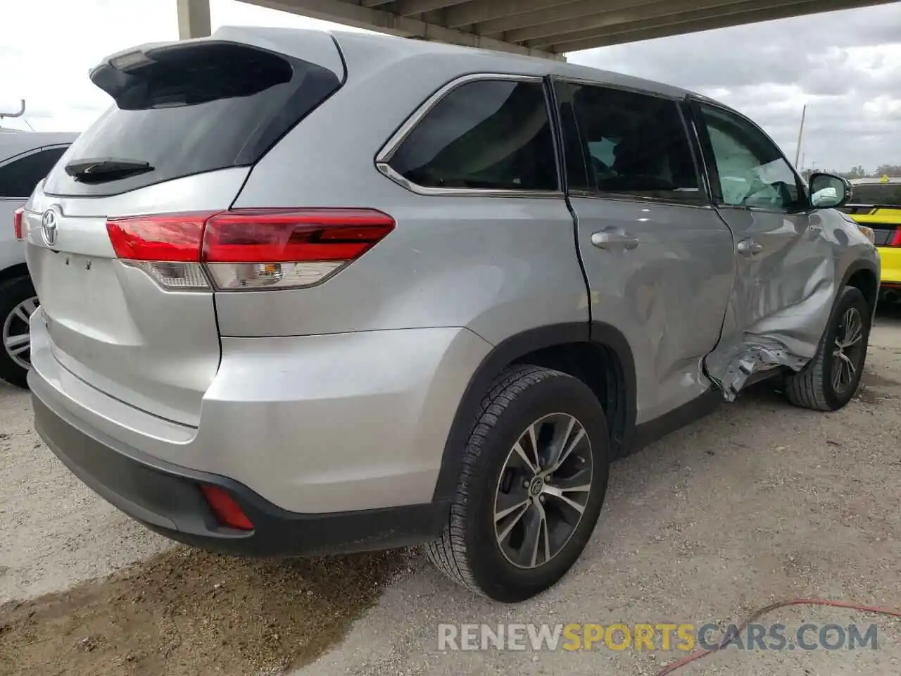 4 Photograph of a damaged car 5TDZARFH0KS053397 TOYOTA HIGHLANDER 2019