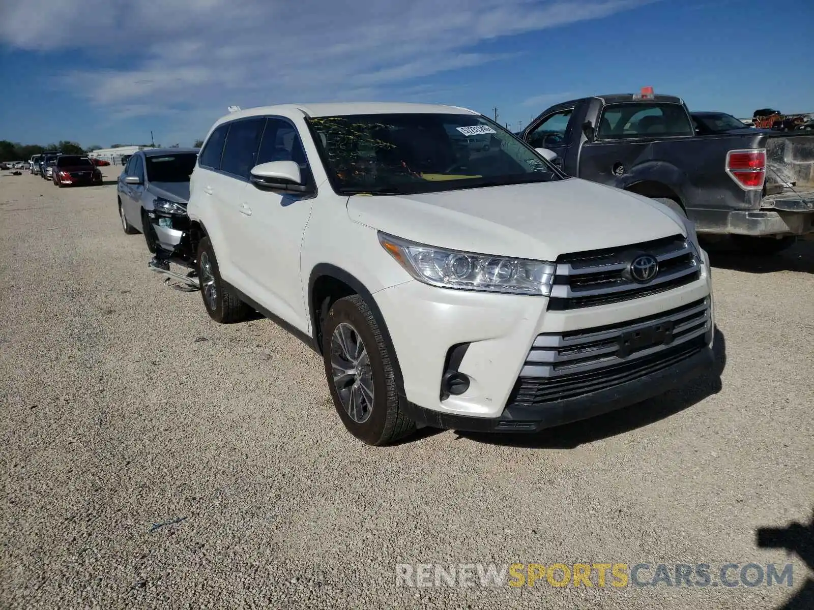 1 Photograph of a damaged car 5TDZARFH0KS053707 TOYOTA HIGHLANDER 2019