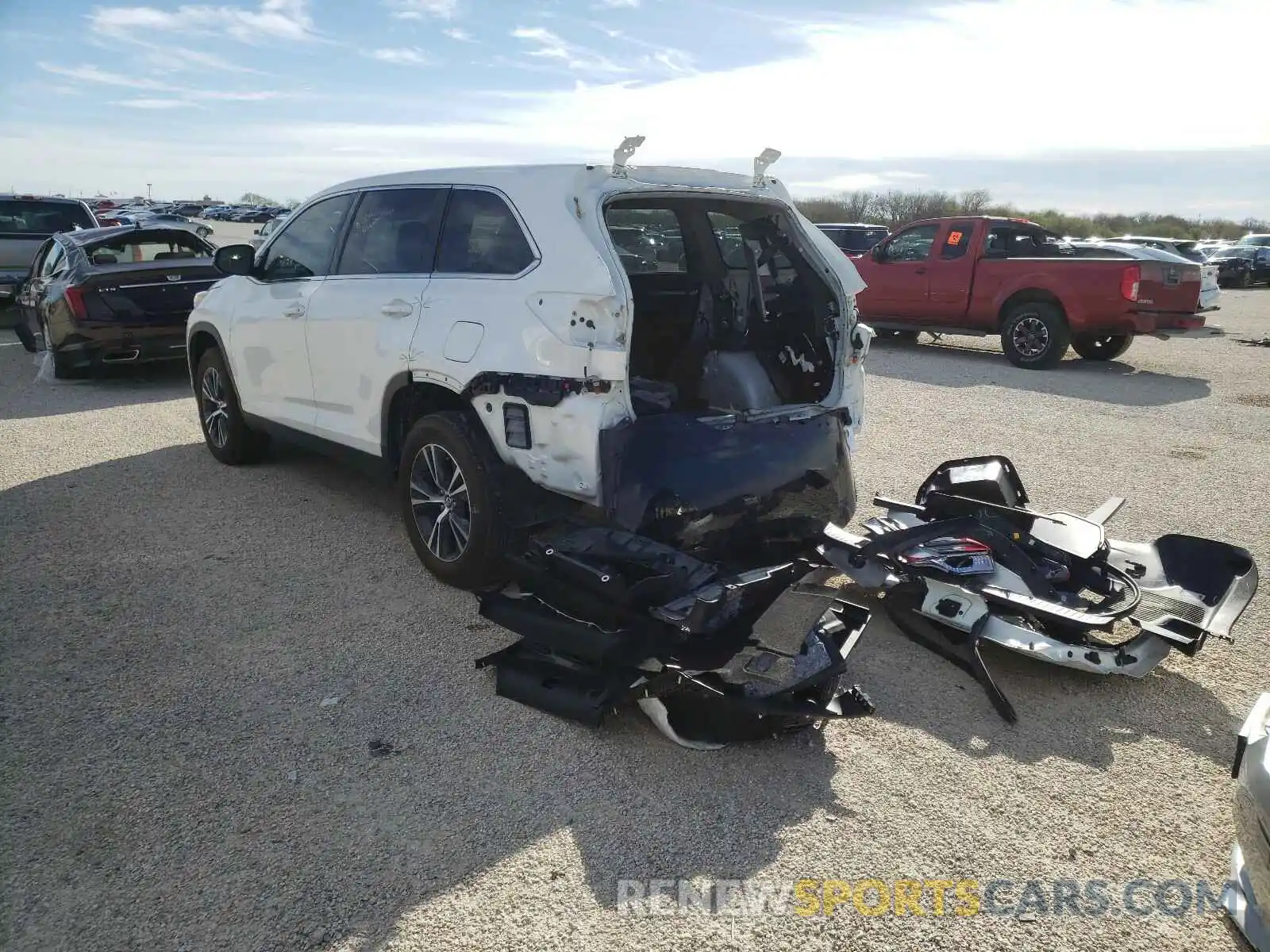 3 Photograph of a damaged car 5TDZARFH0KS053707 TOYOTA HIGHLANDER 2019