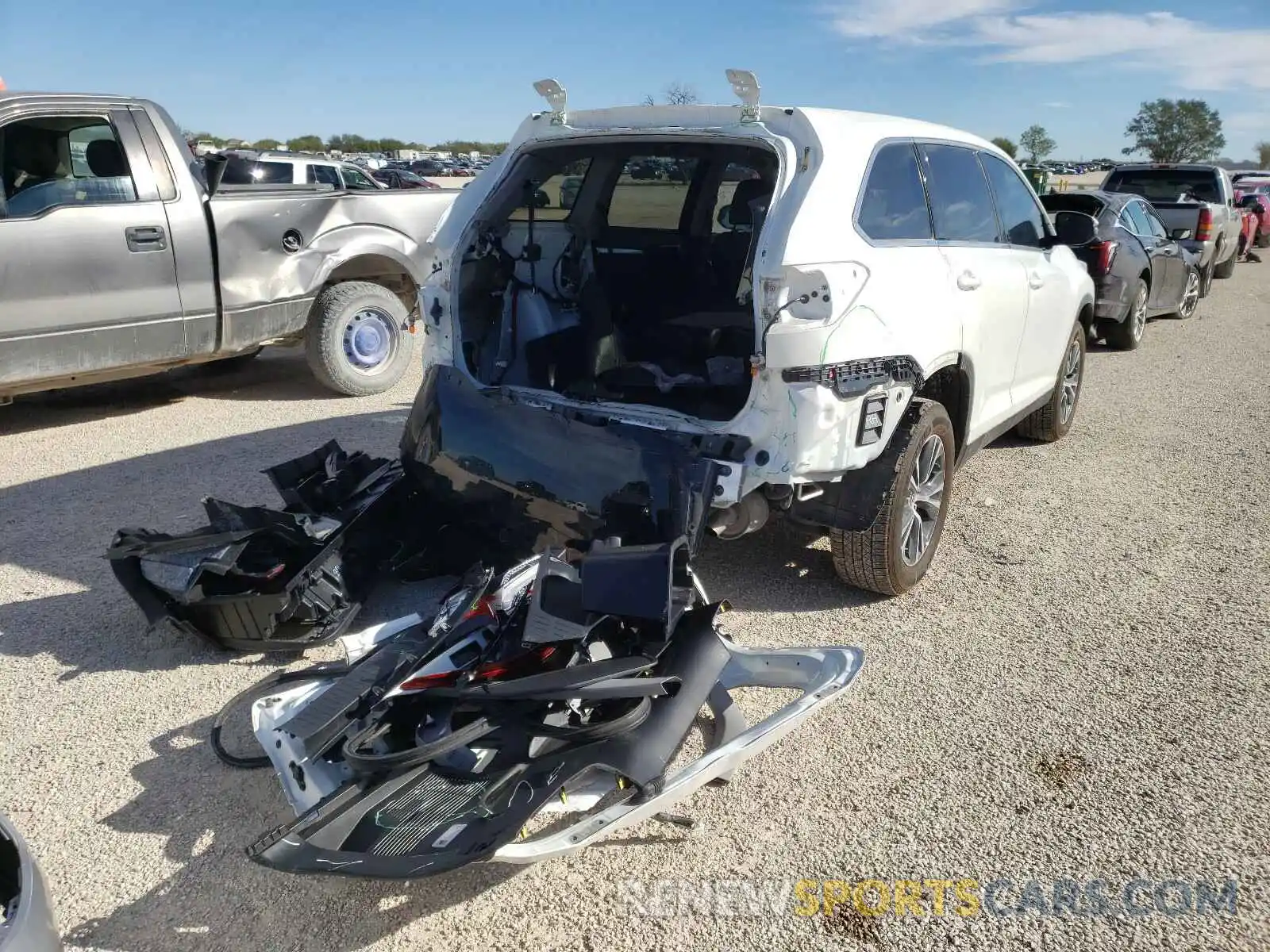 4 Photograph of a damaged car 5TDZARFH0KS053707 TOYOTA HIGHLANDER 2019