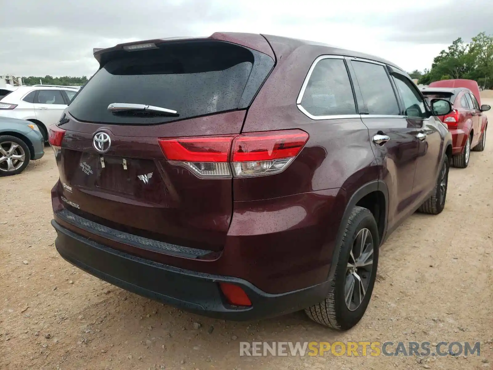 4 Photograph of a damaged car 5TDZARFH0KS058518 TOYOTA HIGHLANDER 2019