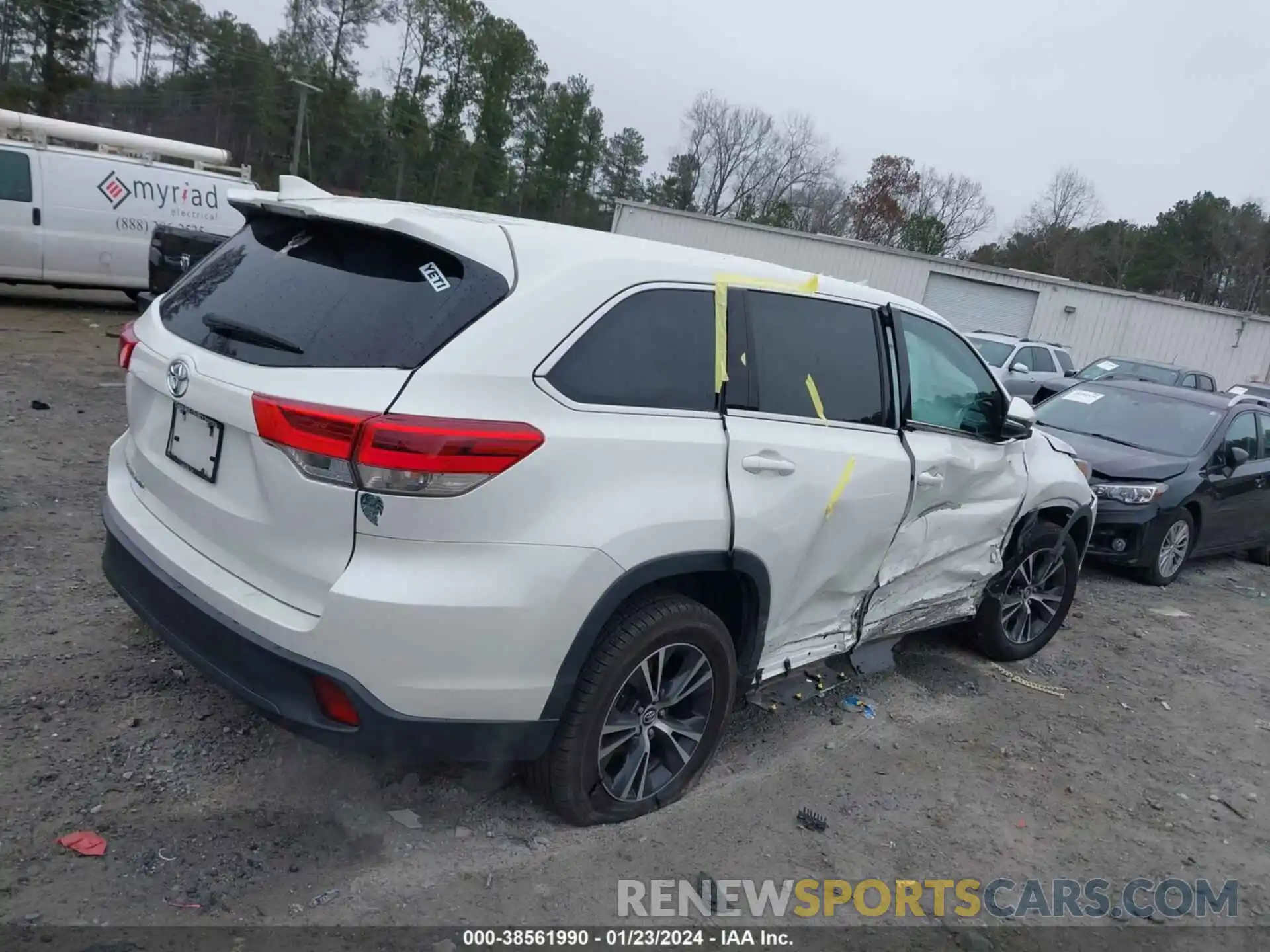 4 Photograph of a damaged car 5TDZARFH0KS058552 TOYOTA HIGHLANDER 2019