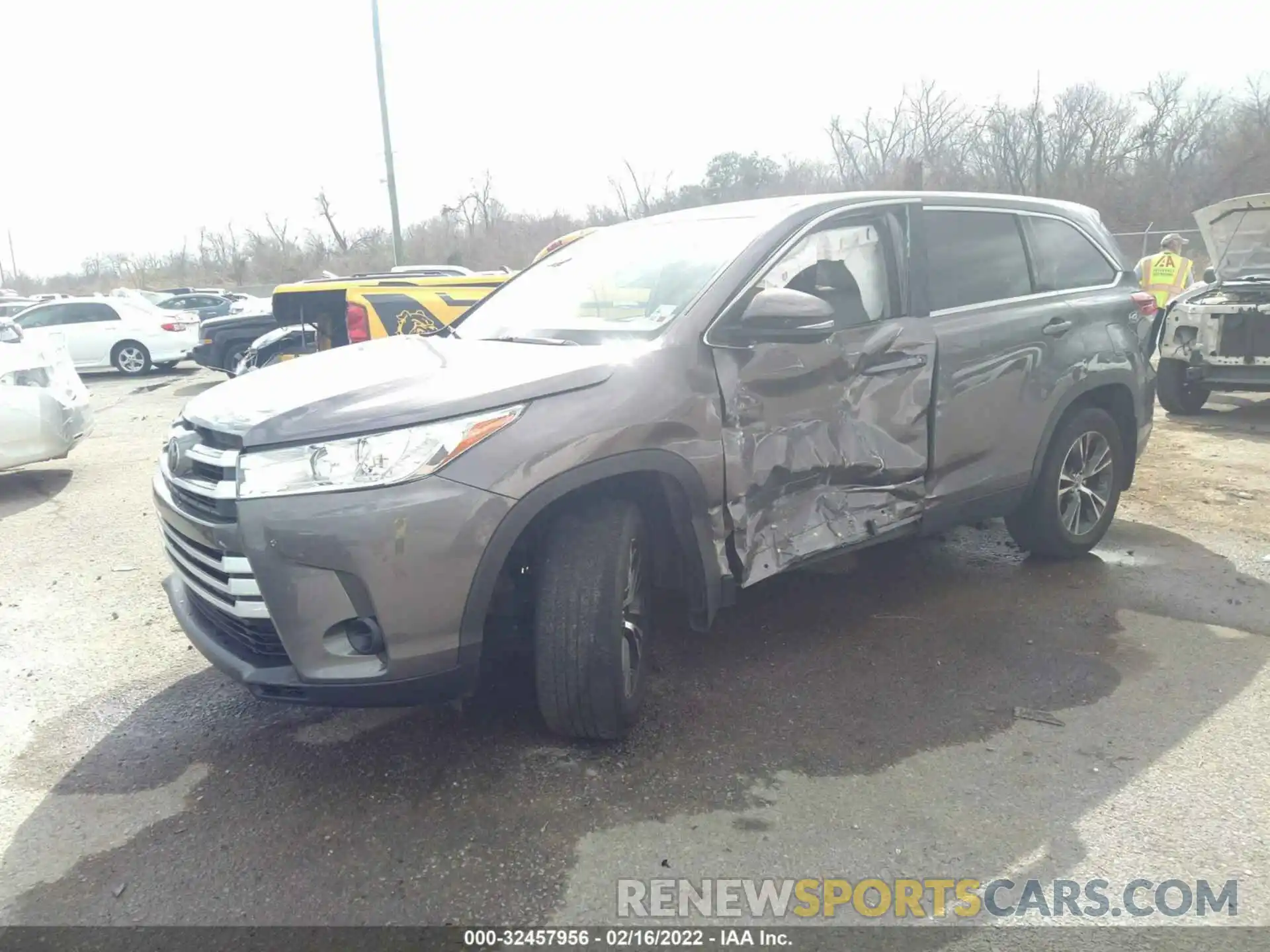 2 Photograph of a damaged car 5TDZARFH0KS059751 TOYOTA HIGHLANDER 2019