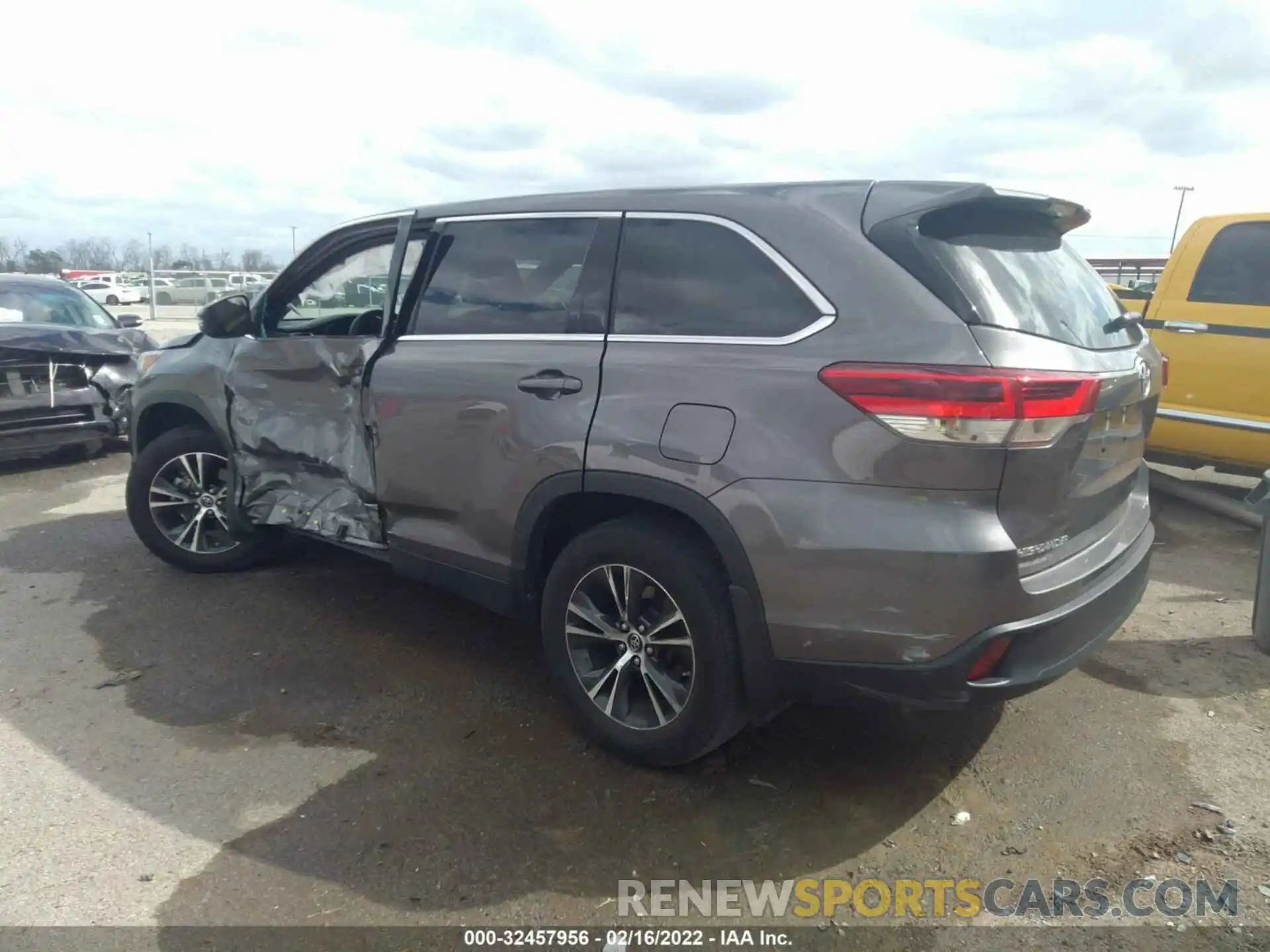 3 Фотография поврежденного автомобиля 5TDZARFH0KS059751 TOYOTA HIGHLANDER 2019