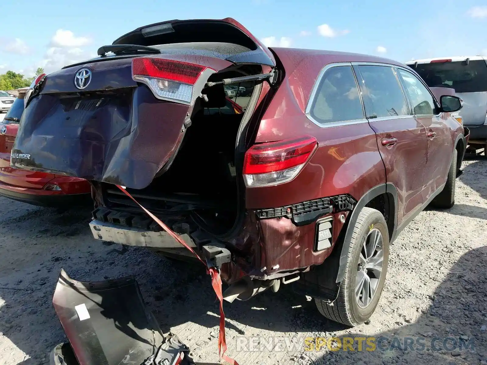 4 Photograph of a damaged car 5TDZARFH1KS042053 TOYOTA HIGHLANDER 2019