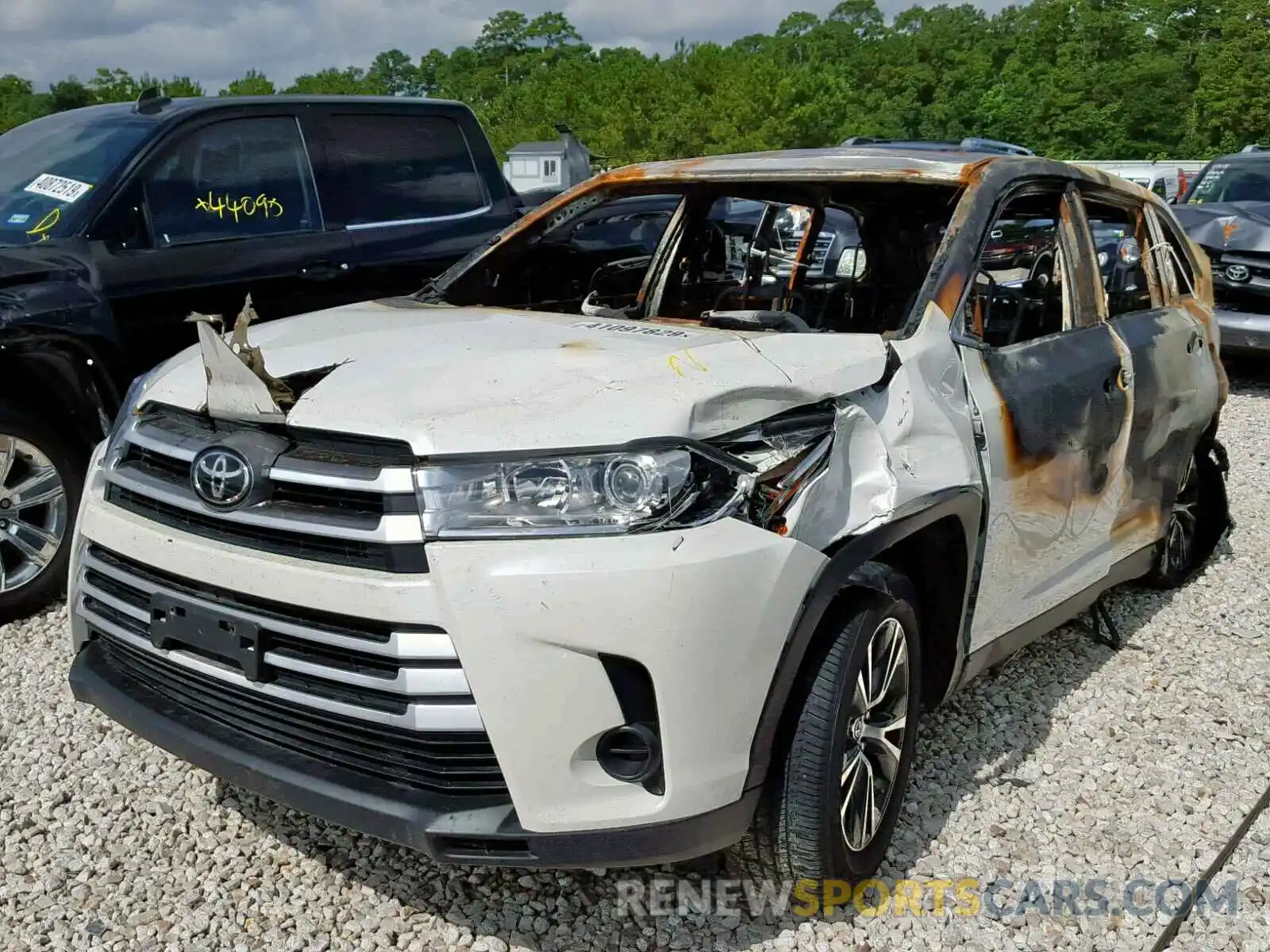 2 Photograph of a damaged car 5TDZARFH1KS042456 TOYOTA HIGHLANDER 2019