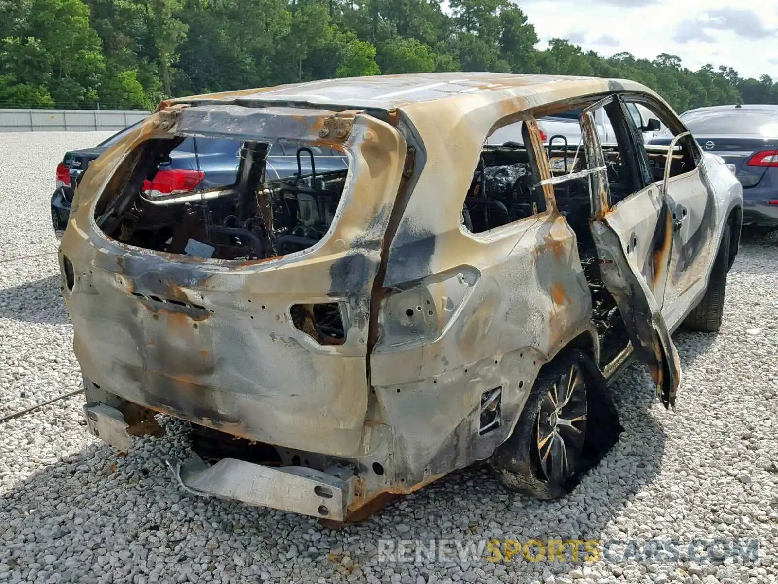 4 Photograph of a damaged car 5TDZARFH1KS042456 TOYOTA HIGHLANDER 2019