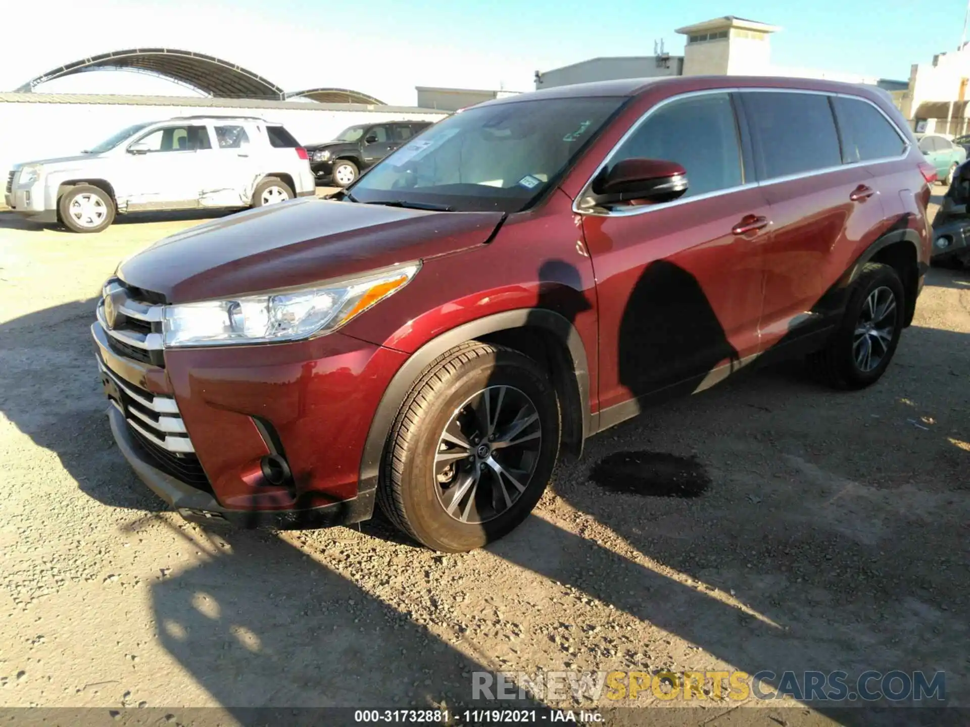 2 Photograph of a damaged car 5TDZARFH1KS043462 TOYOTA HIGHLANDER 2019