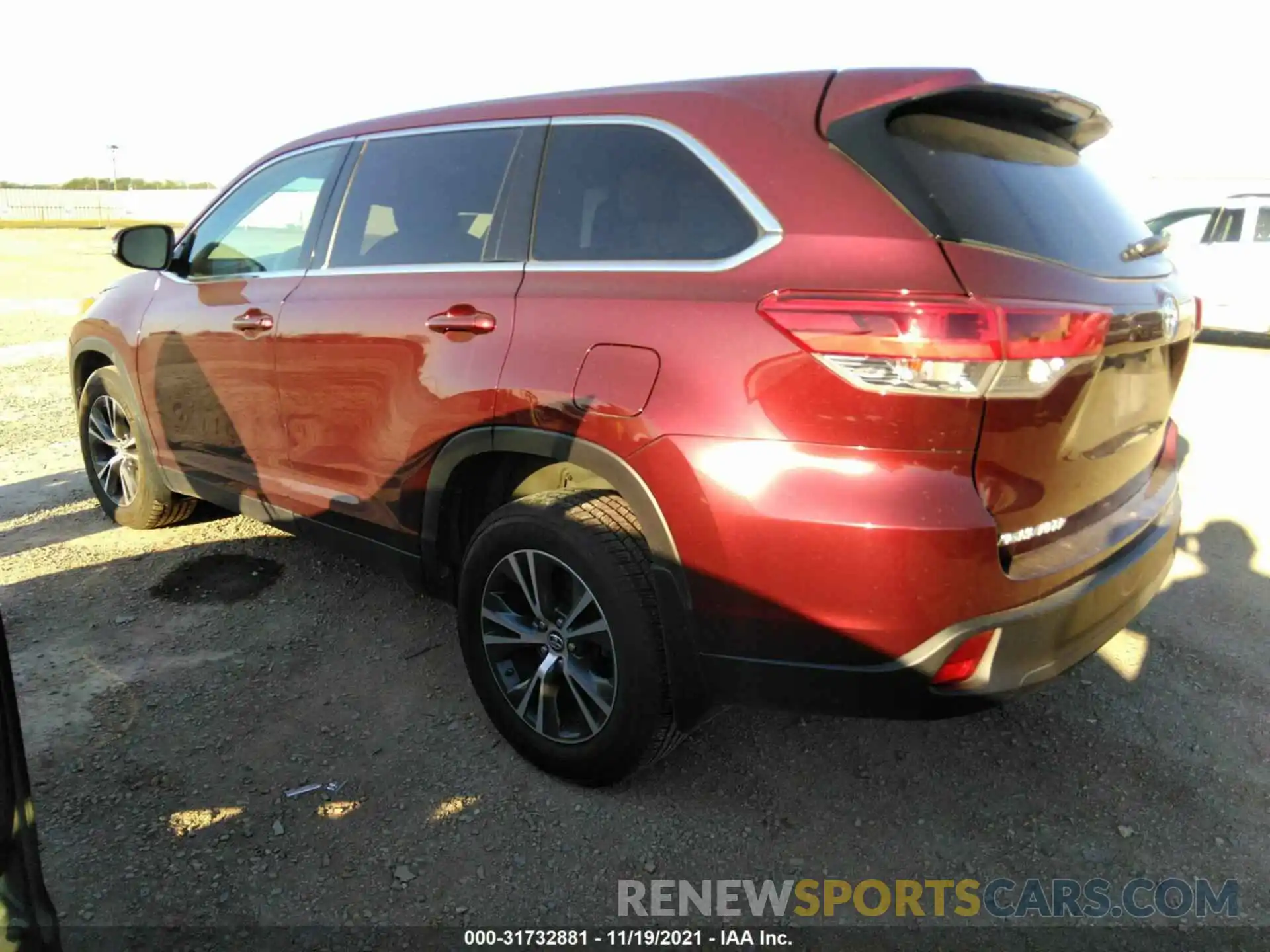 3 Photograph of a damaged car 5TDZARFH1KS043462 TOYOTA HIGHLANDER 2019