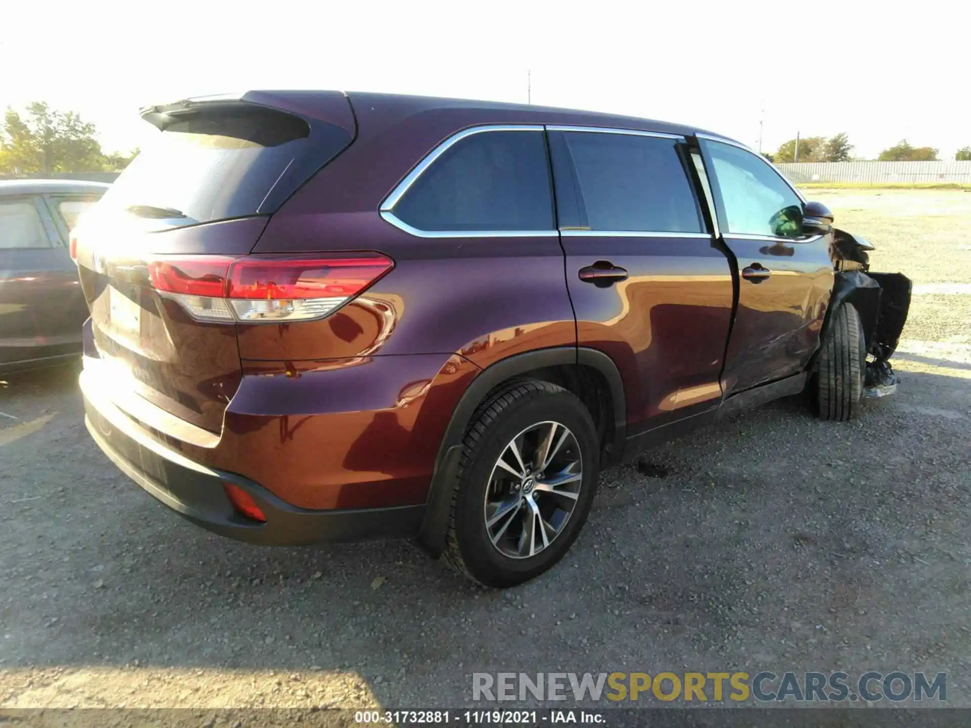 4 Photograph of a damaged car 5TDZARFH1KS043462 TOYOTA HIGHLANDER 2019