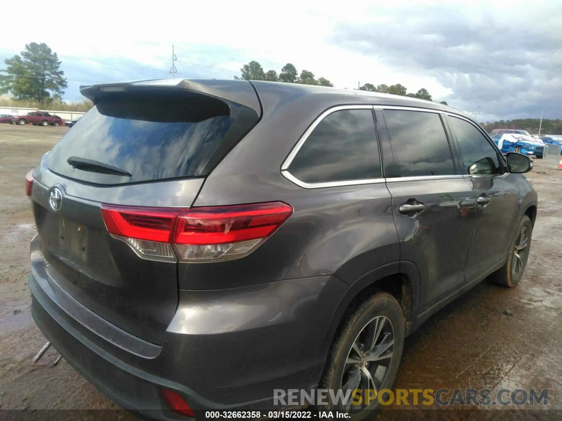 4 Photograph of a damaged car 5TDZARFH1KS045664 TOYOTA HIGHLANDER 2019