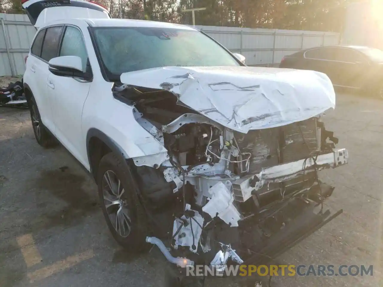 1 Photograph of a damaged car 5TDZARFH1KS046507 TOYOTA HIGHLANDER 2019