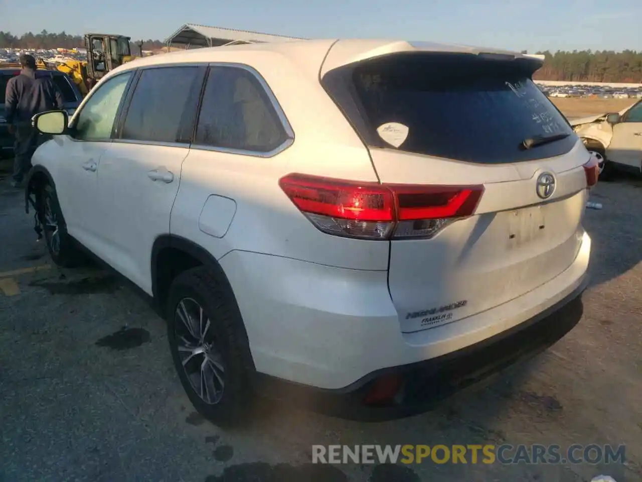 3 Photograph of a damaged car 5TDZARFH1KS046507 TOYOTA HIGHLANDER 2019