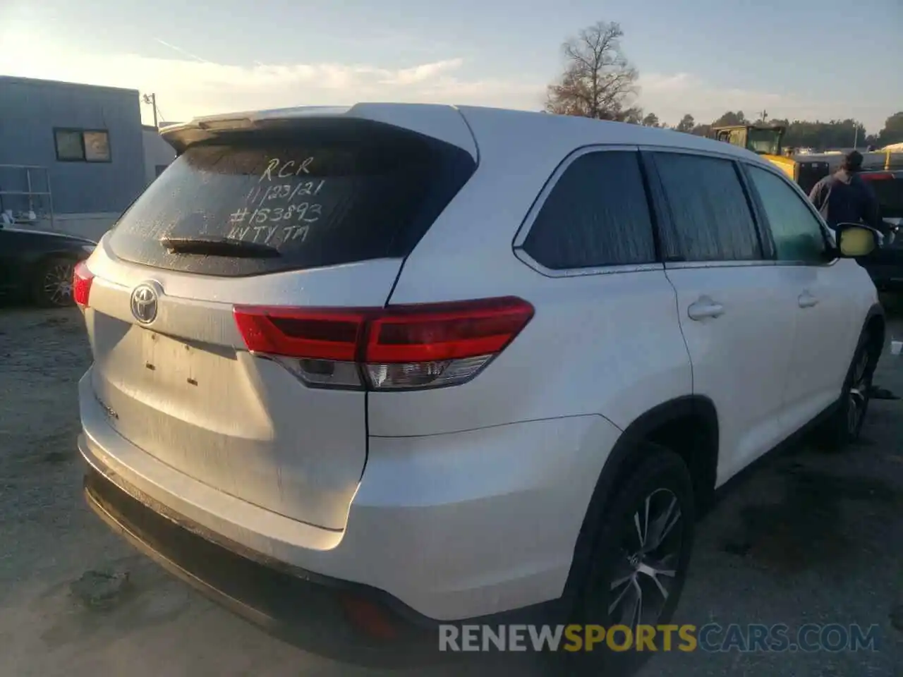 4 Photograph of a damaged car 5TDZARFH1KS046507 TOYOTA HIGHLANDER 2019