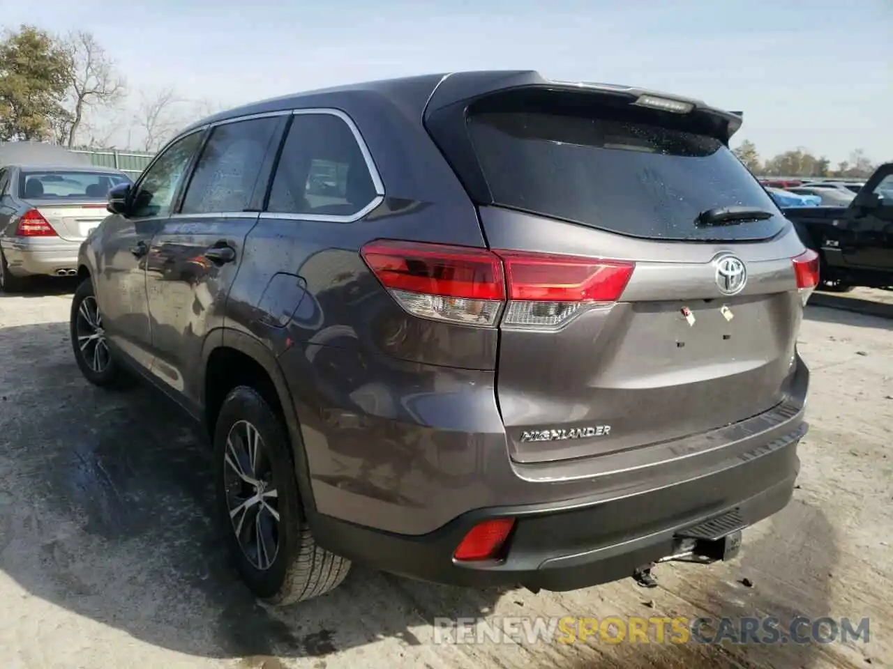 3 Photograph of a damaged car 5TDZARFH1KS046636 TOYOTA HIGHLANDER 2019