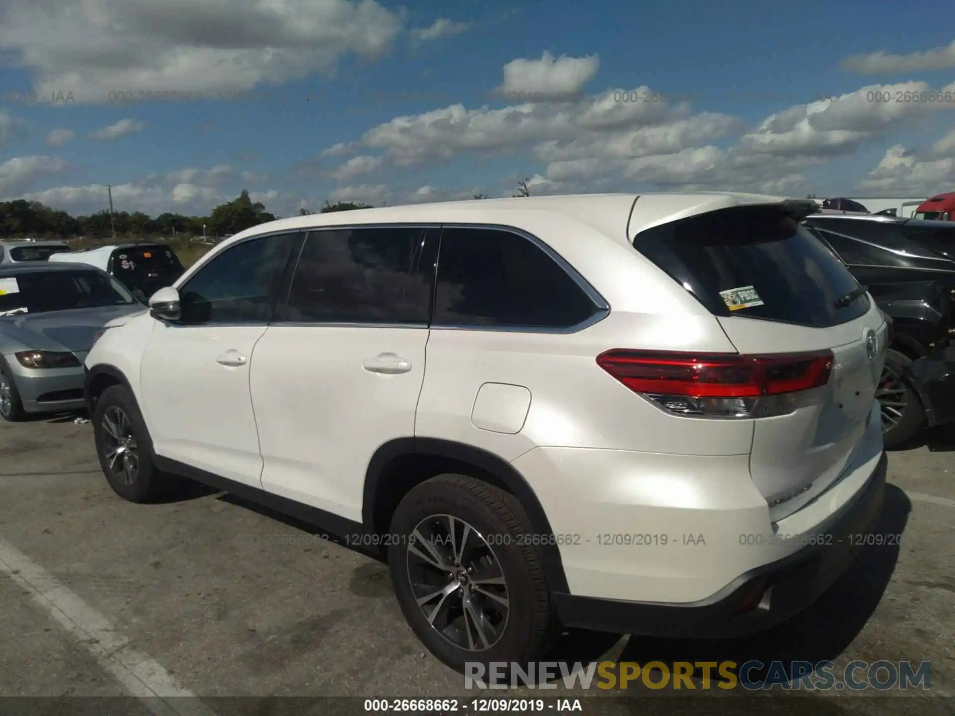 3 Photograph of a damaged car 5TDZARFH1KS047625 TOYOTA HIGHLANDER 2019