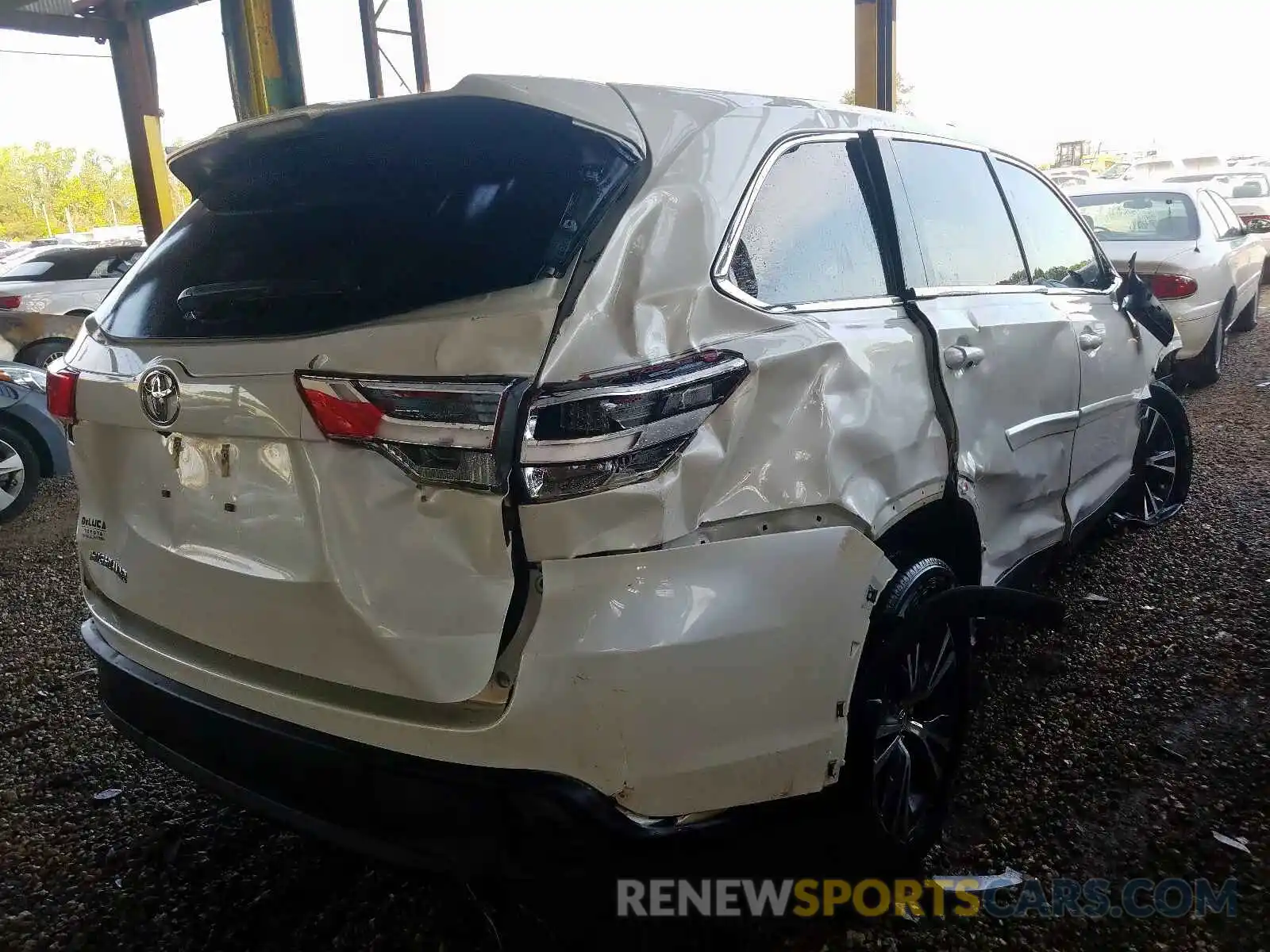 4 Photograph of a damaged car 5TDZARFH1KS048239 TOYOTA HIGHLANDER 2019