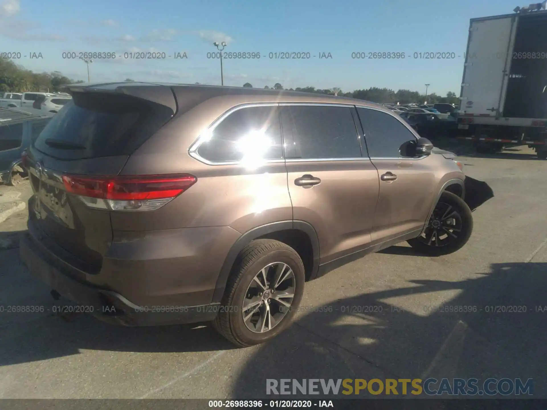 4 Photograph of a damaged car 5TDZARFH1KS049276 TOYOTA HIGHLANDER 2019