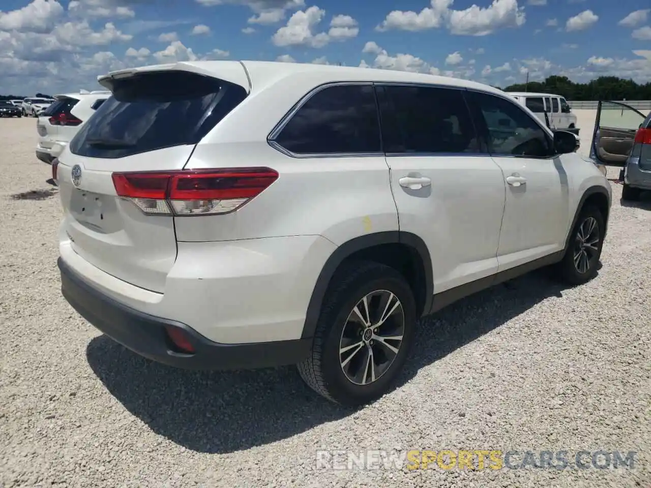 4 Photograph of a damaged car 5TDZARFH1KS049939 TOYOTA HIGHLANDER 2019