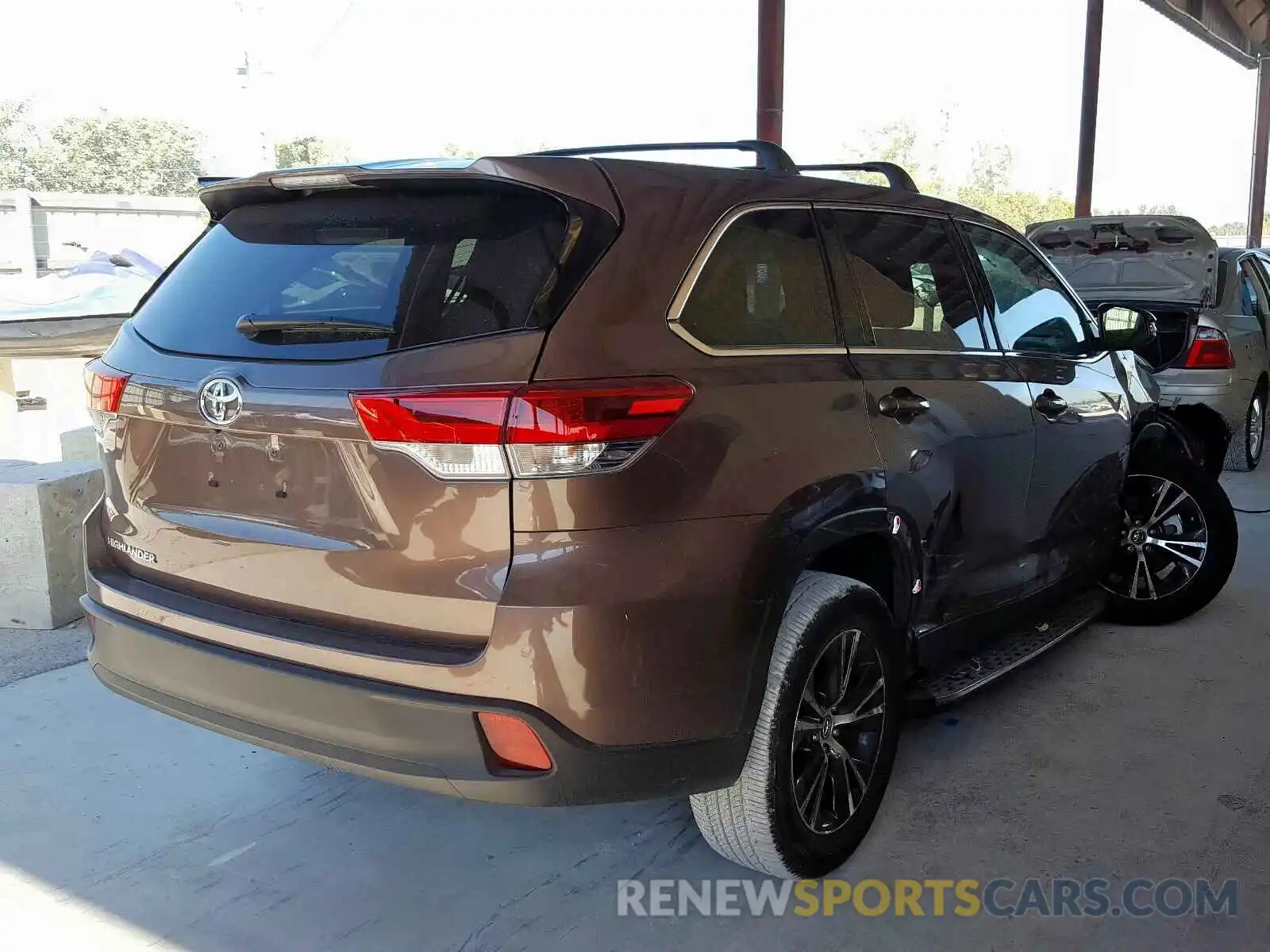 4 Photograph of a damaged car 5TDZARFH1KS050038 TOYOTA HIGHLANDER 2019