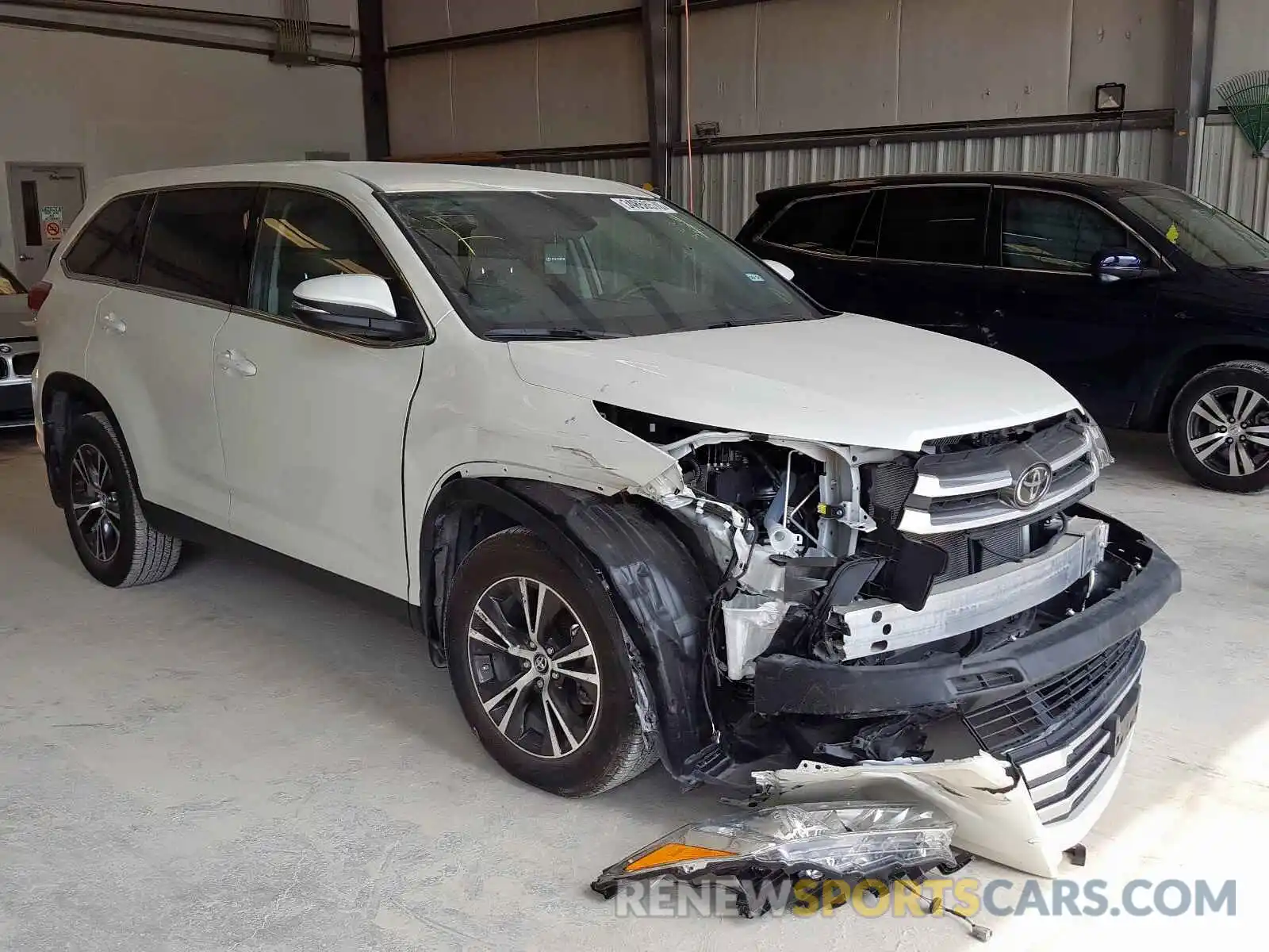 1 Photograph of a damaged car 5TDZARFH1KS051397 TOYOTA HIGHLANDER 2019