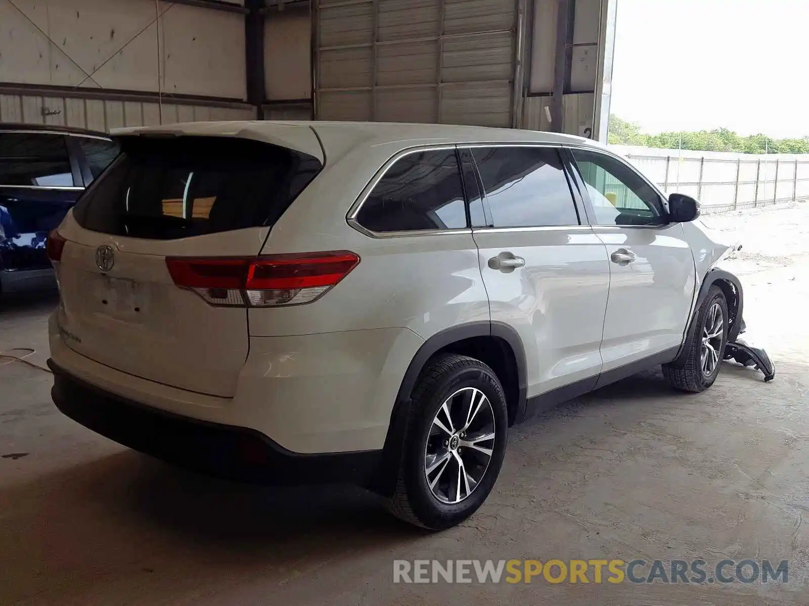 4 Photograph of a damaged car 5TDZARFH1KS051397 TOYOTA HIGHLANDER 2019