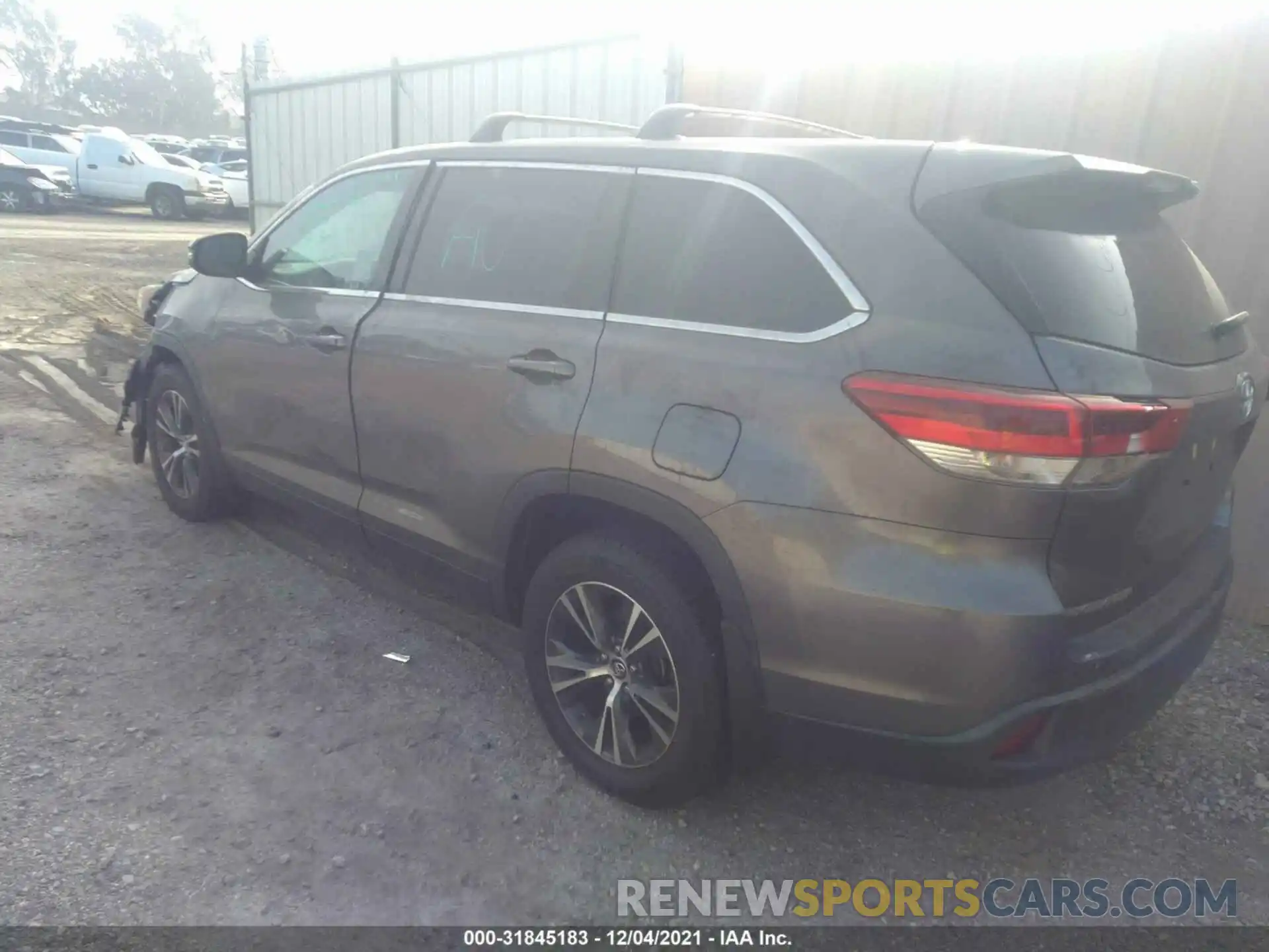 3 Photograph of a damaged car 5TDZARFH1KS052033 TOYOTA HIGHLANDER 2019