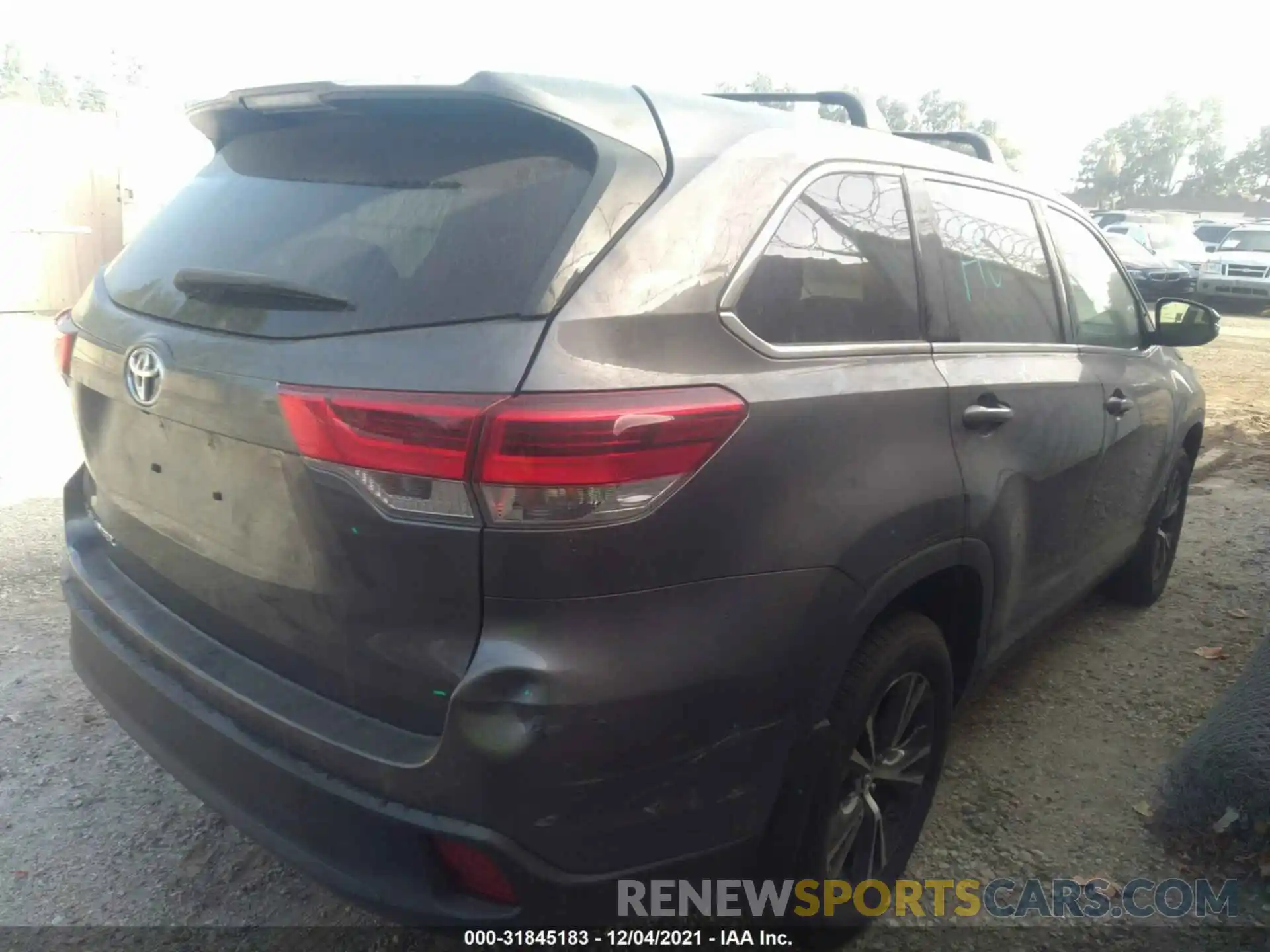 4 Photograph of a damaged car 5TDZARFH1KS052033 TOYOTA HIGHLANDER 2019