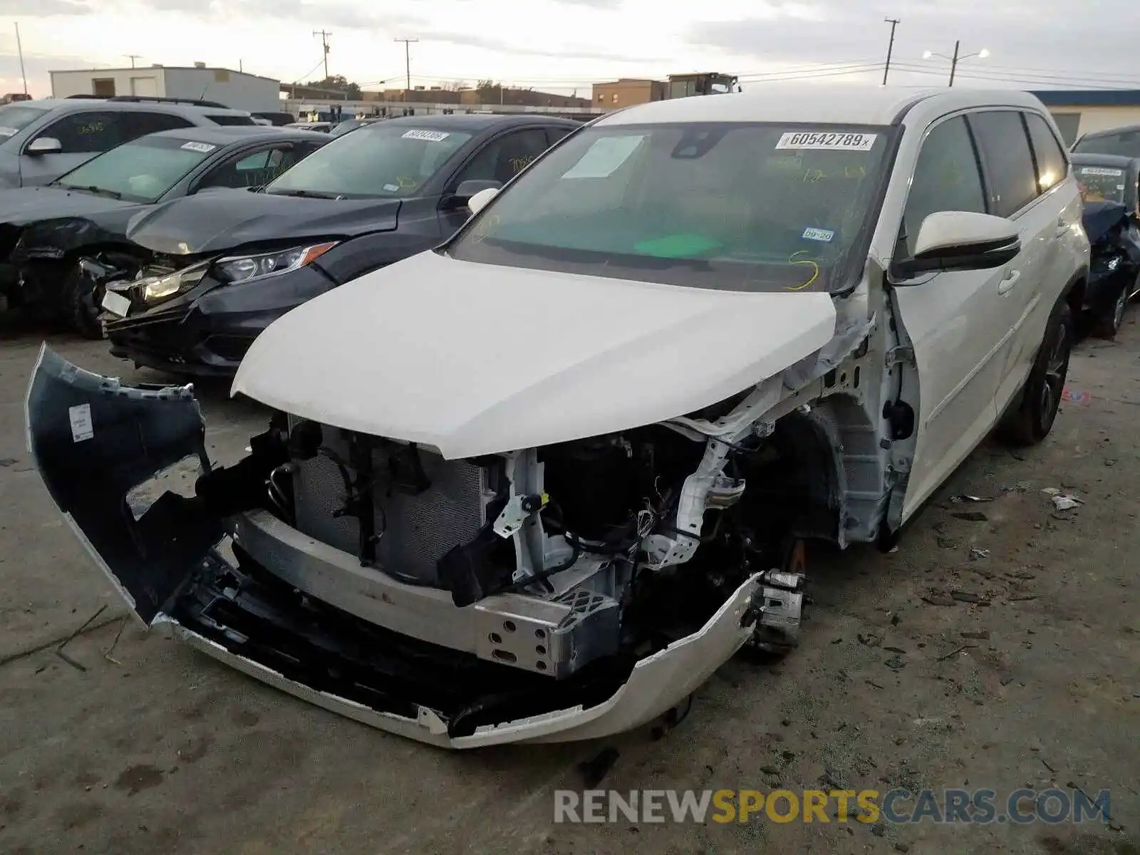 2 Photograph of a damaged car 5TDZARFH1KS052324 TOYOTA HIGHLANDER 2019