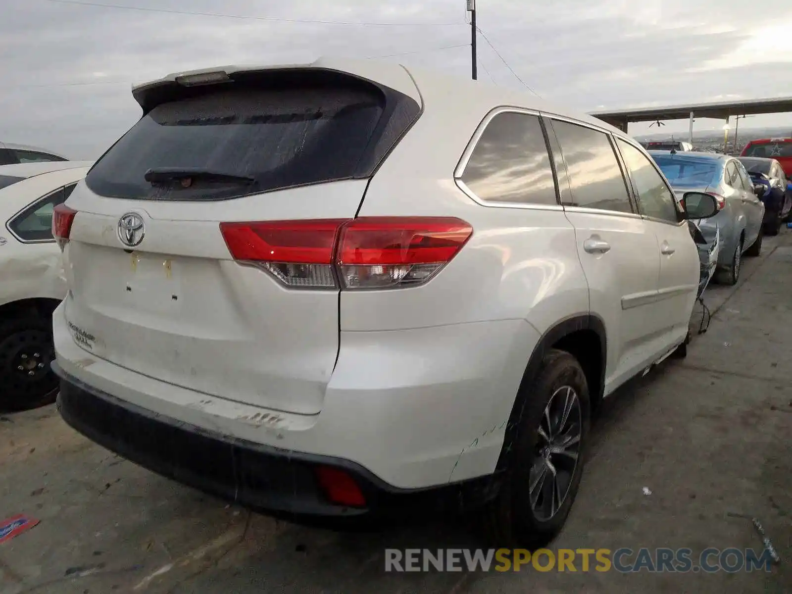 4 Photograph of a damaged car 5TDZARFH1KS052324 TOYOTA HIGHLANDER 2019