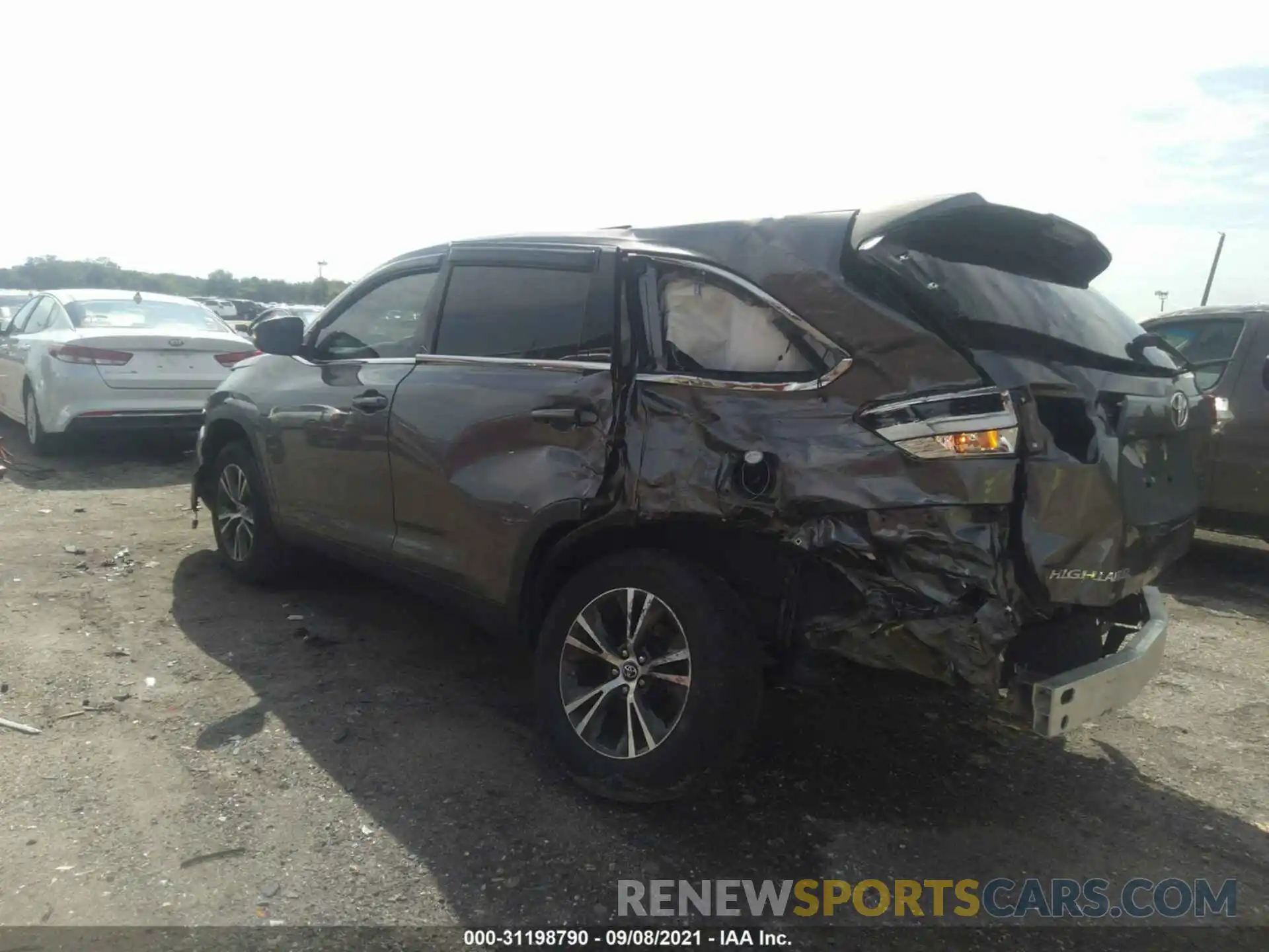 3 Photograph of a damaged car 5TDZARFH1KS052436 TOYOTA HIGHLANDER 2019