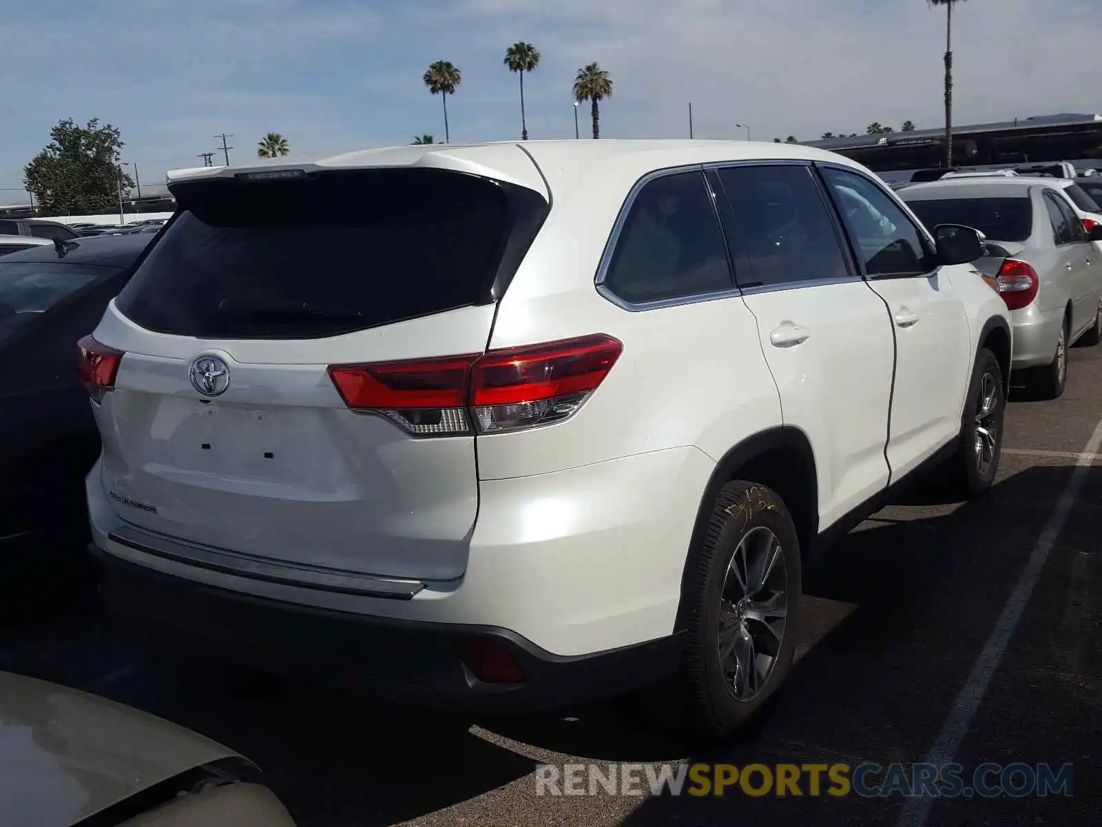 4 Photograph of a damaged car 5TDZARFH1KS052615 TOYOTA HIGHLANDER 2019