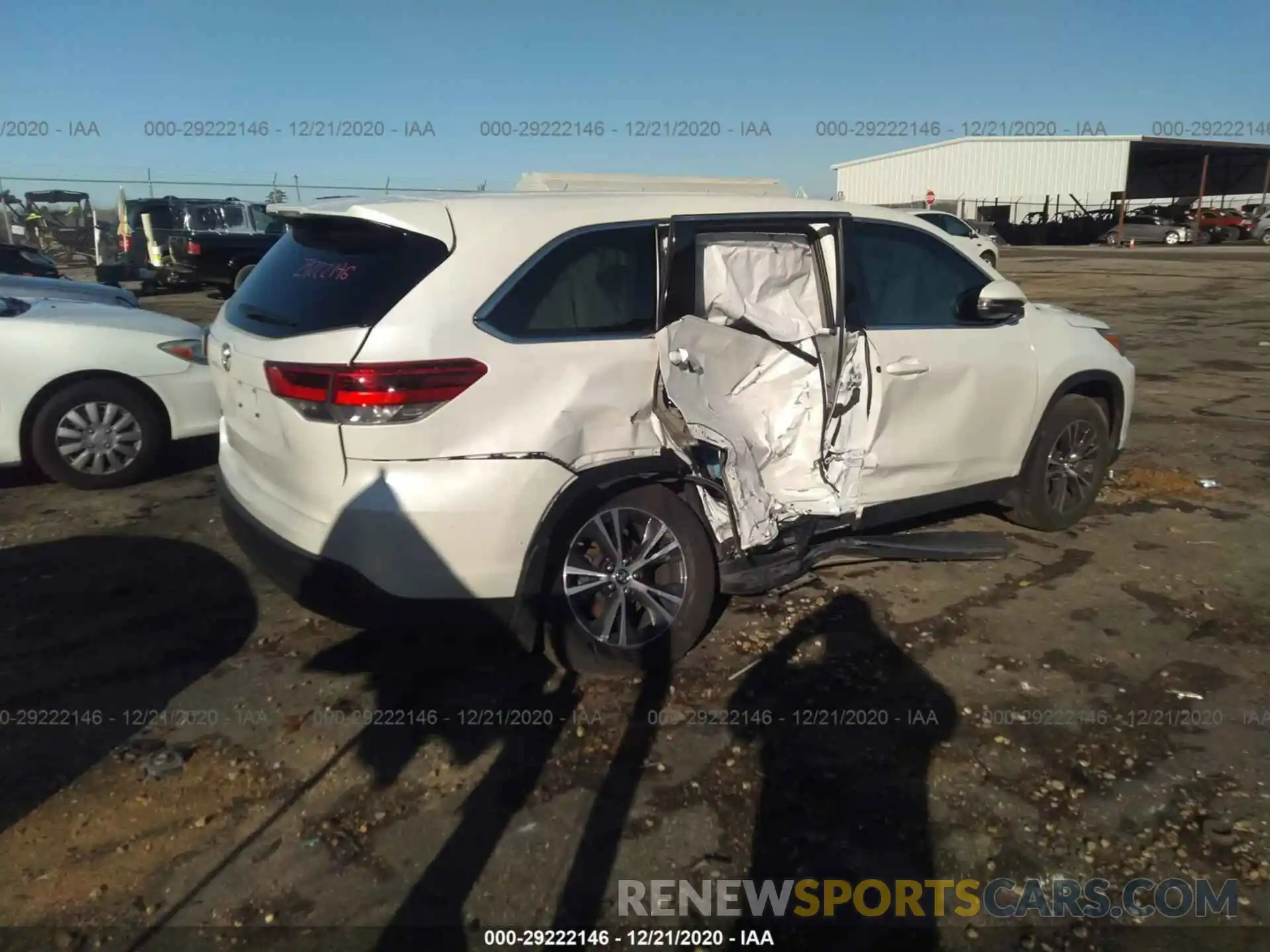 4 Photograph of a damaged car 5TDZARFH1KS053294 TOYOTA HIGHLANDER 2019