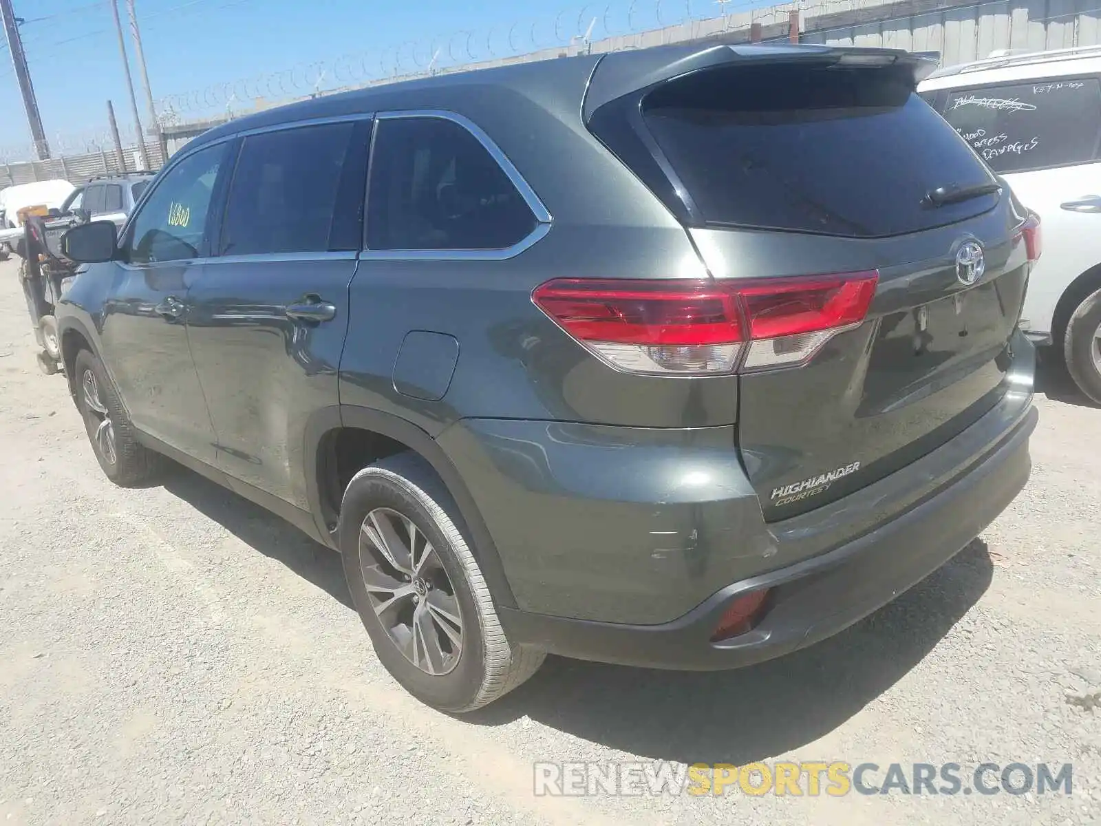 3 Photograph of a damaged car 5TDZARFH1KS054042 TOYOTA HIGHLANDER 2019