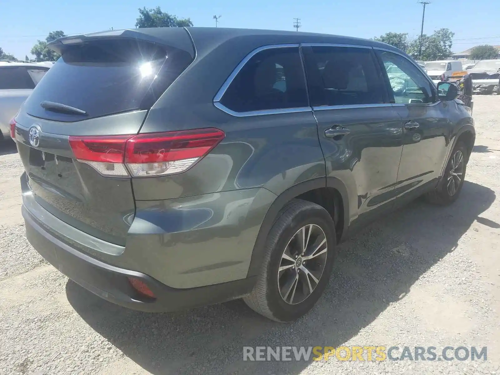 4 Photograph of a damaged car 5TDZARFH1KS054042 TOYOTA HIGHLANDER 2019